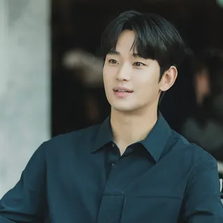 김수현 차기작은 조보아랑👩🏻❤️👨🏻
김수현과 조보아가 2025년 공개 예정인 디즈니+ 오리지널 시리즈 ‘넉오프’에 출연합니다. ‘넉오프’는 IMF로 인해 인생이 송두리째 뒤바뀐 한 남자가 평범한 회사원에서 세계적인 짝퉁 시장의 제왕이 되어가는 이야기를 그린 작품인데요. ‘눈물의 여왕’에서 많은 사랑을 받았던 김수현의 차기작으로 이미 화제를 모은 바 있죠. 김수현은 짝퉁 시장의 일인자 김성준 역을, 조보아는 김성준의 옛 연인이자 위조품 단속 특벌사법경찰 송혜정 역을 맡아 호흡을 맞출 예정입니다. 이미지