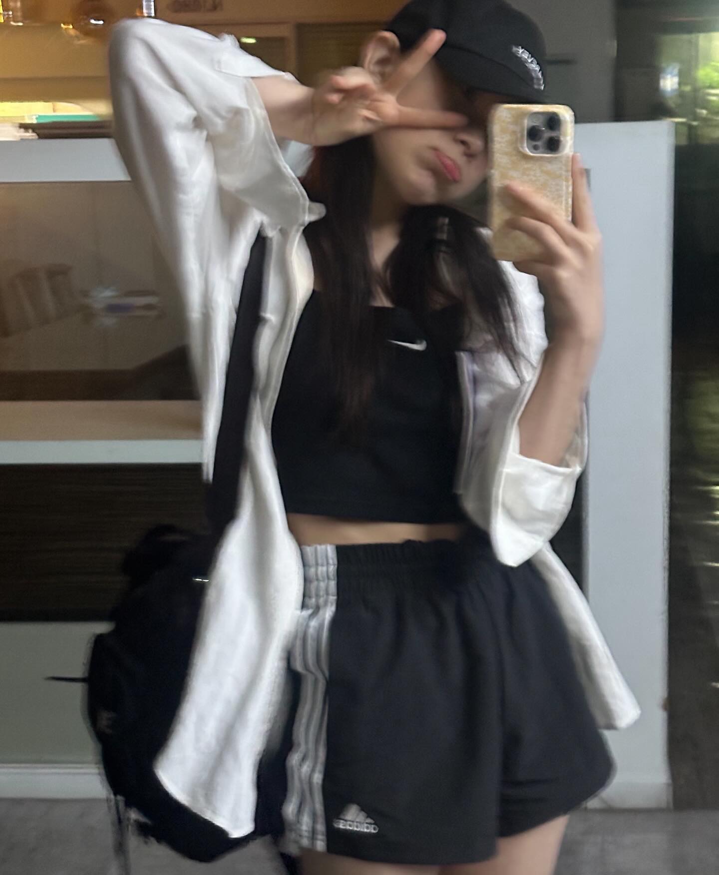 청바지가 아직 덥다면 주목🙌
아디다스 쇼츠로 멋과 실용성 둘 다 챙기는 코디 조합 3가지🖤❤️

1. 반팔 블라우스와 컬러풀한 아디다스 쇼츠로 힙한 믹스매치 스타일링

2. 여름 막바지 무더위를 날릴 수 있는 민소매 블라우스와 아디다스 쇼츠 코디 조합

3. 아침 저녁으로 선선해진 요즘 입기 딱 좋은 셔츠와 아디다스 쇼츠 조합 이미지6