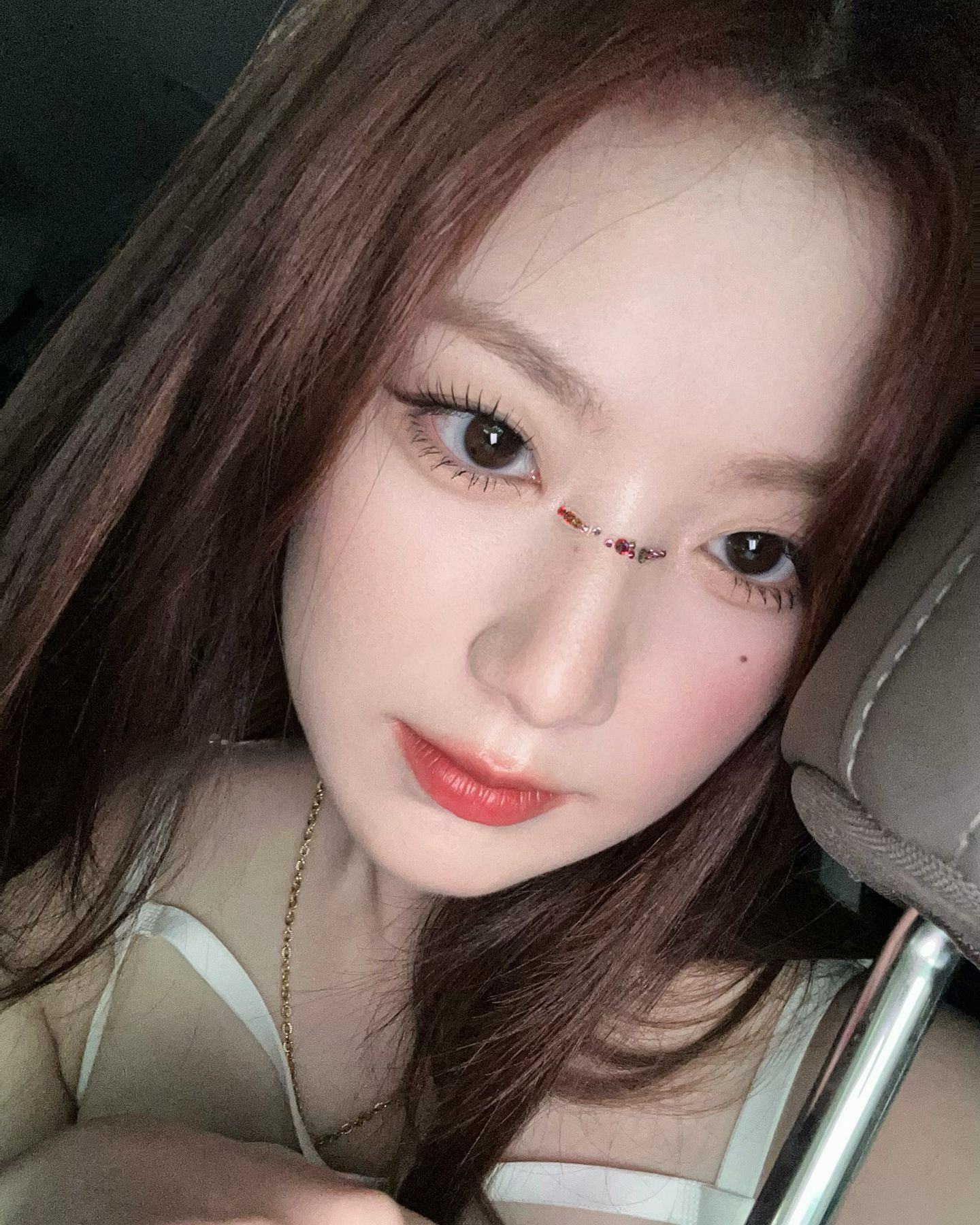 어떤 점이 제일 좋아? 매력점 스팟4

더이상 가려야 할 단점이 아닌 매력포인트로 떠오른 점! 장점인 부위에 매력을 더해줄❤️매력점 스팟@4 함께 알아볼까요?

1. 눈가 점
미인점 시술 건수가 가장 많은 부위 눈가 점! 눈가 점은 어쩐지 도도하고, 오묘한 분위기의 매력을 더해줍니다.

2. 볼 점
볼 점은 사랑스러운 매력을 한 층 돋보이게 해주며 얼굴 여백을 줄여주는 효과가 있어요.

3. 입가 점
입술이 매력적이라면 추천하는 입가 점. 입가 점은 마주하는 상대가 나도 모르게 시선이 자꾸만 도톰한 입술에 머물게 하는 치명적인 매력이 있죠!

4. 코 점
콧대가 날렵해 보이고, 시선이 코에 머물게하여 전체적인 이목구비가 더욱 또렷해보이는 효과가 있어요. 이미지