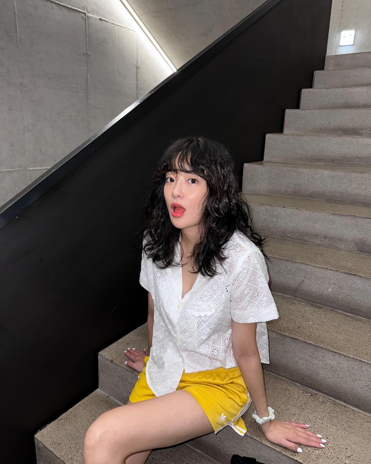 청바지가 아직 덥다면 주목🙌
아디다스 쇼츠로 멋과 실용성 둘 다 챙기는 코디 조합 3가지🖤❤️

1. 반팔 블라우스와 컬러풀한 아디다스 쇼츠로 힙한 믹스매치 스타일링

2. 여름 막바지 무더위를 날릴 수 있는 민소매 블라우스와 아디다스 쇼츠 코디 조합

3. 아침 저녁으로 선선해진 요즘 입기 딱 좋은 셔츠와 아디다스 쇼츠 조합 이미지2