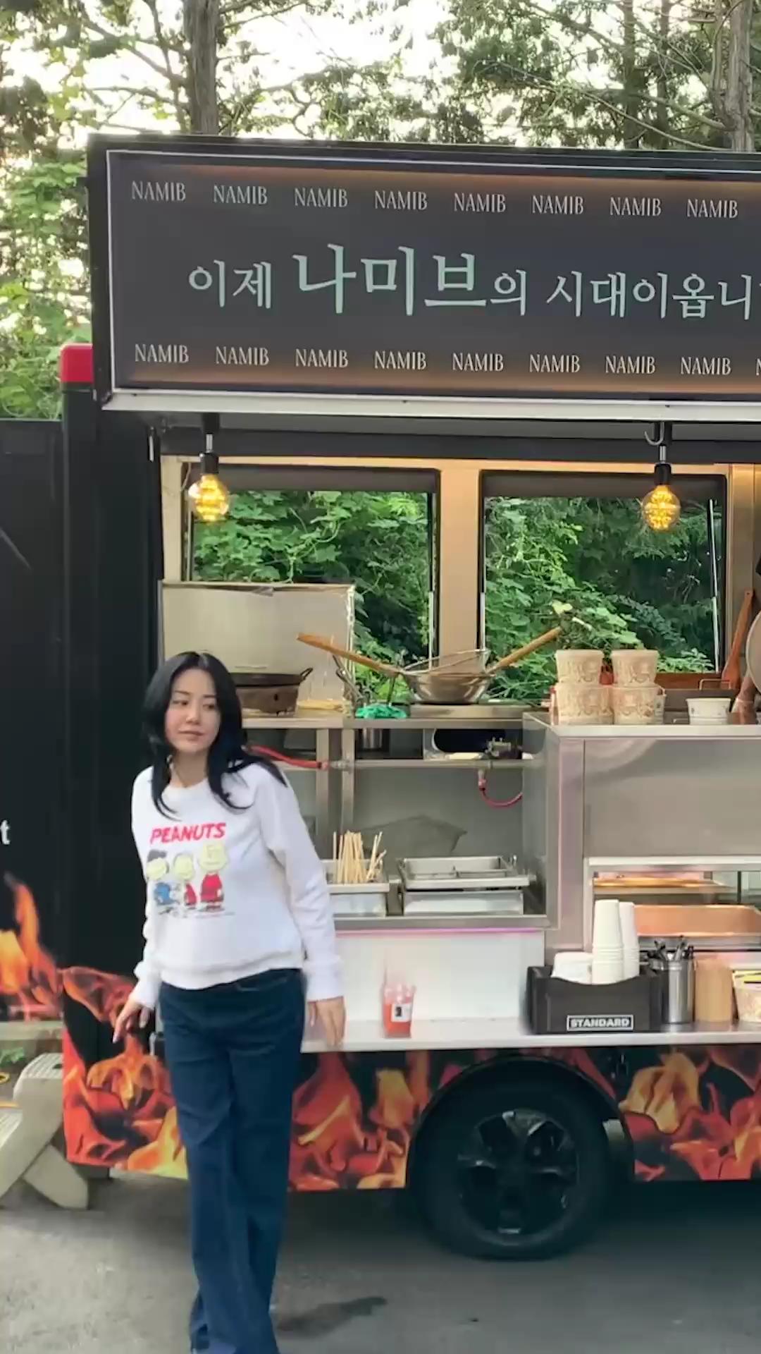 고현정의 웨이브 댄스💃🫢귀하다
그녀가 입은 키치한 맨투맨은 리던 클래식 래글런 피너츠 크루넥🤍 이미지