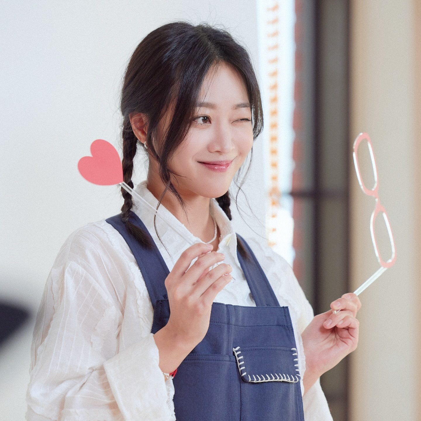 김수현 차기작은 조보아랑👩🏻❤️👨🏻
김수현과 조보아가 2025년 공개 예정인 디즈니+ 오리지널 시리즈 ‘넉오프’에 출연합니다. ‘넉오프’는 IMF로 인해 인생이 송두리째 뒤바뀐 한 남자가 평범한 회사원에서 세계적인 짝퉁 시장의 제왕이 되어가는 이야기를 그린 작품인데요. ‘눈물의 여왕’에서 많은 사랑을 받았던 김수현의 차기작으로 이미 화제를 모은 바 있죠. 김수현은 짝퉁 시장의 일인자 김성준 역을, 조보아는 김성준의 옛 연인이자 위조품 단속 특벌사법경찰 송혜정 역을 맡아 호흡을 맞출 예정입니다. 이미지2
