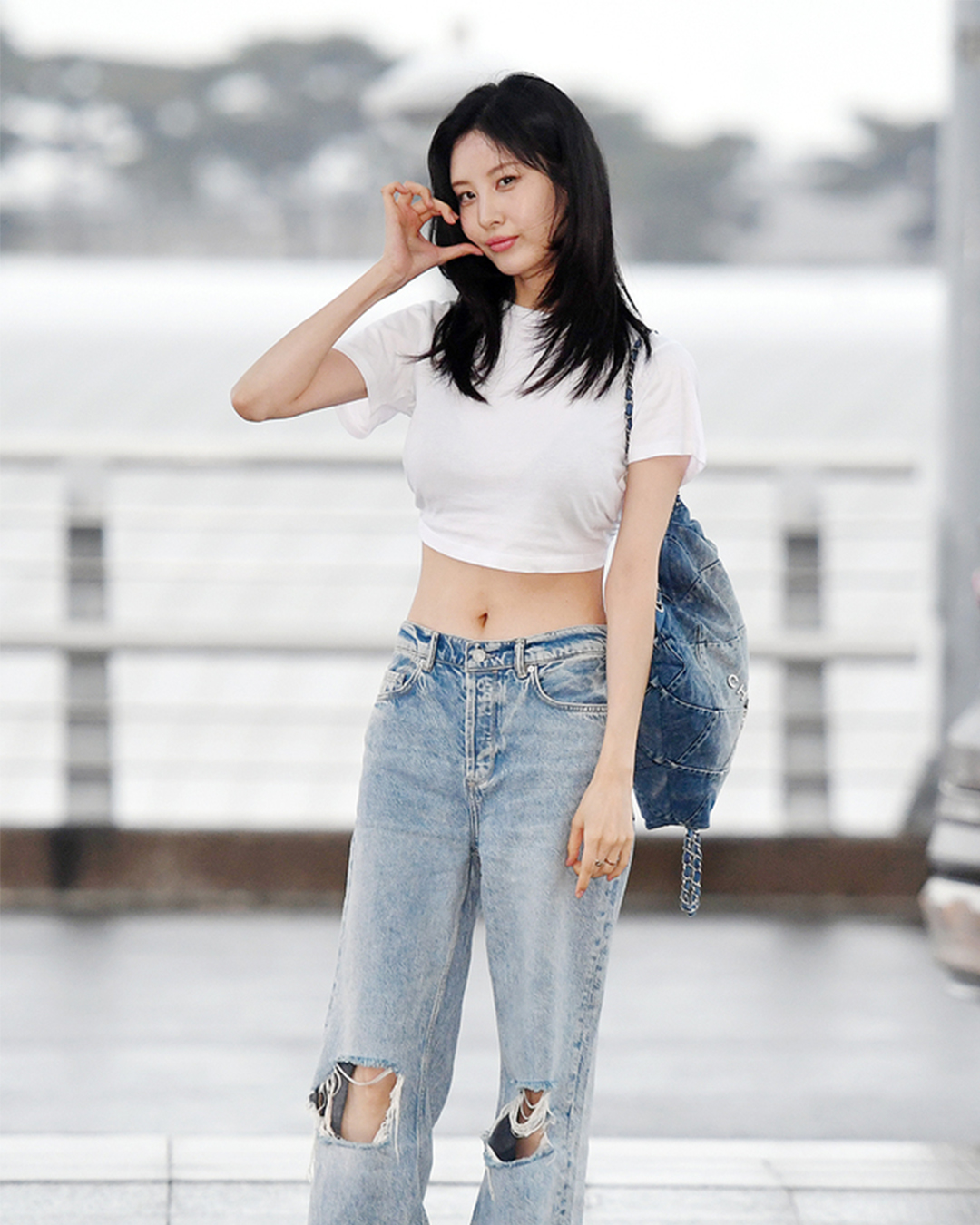 셀럽들의 요즘 샤넬은 22백🖤✨
종류도 다양한 샤넬 22백👜 셀럽 별 코디 구경하기🔍

1. 이나연 - 샤넬 22 미니 핸드백 블랙

2. 박나언 - 샤넬 22 핸드백 라이트 옐로우

3. 김진경 - 샤넬 22 미니 핸드백 레이스 패치워크 & 골드 메탈 멀티컬러

4. 이코코 - 샤넬 22 핸드백 블랙

5. 서현 - 샤넬 22 백팩 라이트 블루/블루

6. 강민경 - 샤넬 22 핸드백 실버

7. 레이 - 샤넬 22 스몰 핸드백 레이스 패치워크 & 골드 메탈 멀티컬러

8. 기은세 - 샤넬 22 핸드백 화이트

9. 이민정 - 샤넬 22 미니 핸드백 화이트 이미지