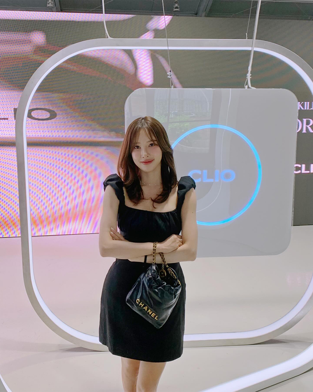 셀럽들의 요즘 샤넬은 22백🖤✨
종류도 다양한 샤넬 22백👜 셀럽 별 코디 구경하기🔍

1. 이나연 - 샤넬 22 미니 핸드백 블랙

2. 박나언 - 샤넬 22 핸드백 라이트 옐로우

3. 김진경 - 샤넬 22 미니 핸드백 레이스 패치워크 & 골드 메탈 멀티컬러

4. 이코코 - 샤넬 22 핸드백 블랙

5. 서현 - 샤넬 22 백팩 라이트 블루/블루

6. 강민경 - 샤넬 22 핸드백 실버

7. 레이 - 샤넬 22 스몰 핸드백 레이스 패치워크 & 골드 메탈 멀티컬러

8. 기은세 - 샤넬 22 핸드백 화이트

9. 이민정 - 샤넬 22 미니 핸드백 화이트 이미지