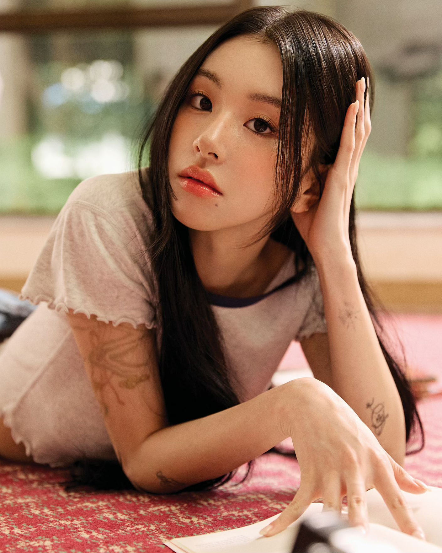 어떤 점이 제일 좋아? 매력점 스팟4

더이상 가려야 할 단점이 아닌 매력포인트로 떠오른 점! 장점인 부위에 매력을 더해줄❤️매력점 스팟@4 함께 알아볼까요?

1. 눈가 점
미인점 시술 건수가 가장 많은 부위 눈가 점! 눈가 점은 어쩐지 도도하고, 오묘한 분위기의 매력을 더해줍니다.

2. 볼 점
볼 점은 사랑스러운 매력을 한 층 돋보이게 해주며 얼굴 여백을 줄여주는 효과가 있어요.

3. 입가 점
입술이 매력적이라면 추천하는 입가 점. 입가 점은 마주하는 상대가 나도 모르게 시선이 자꾸만 도톰한 입술에 머물게 하는 치명적인 매력이 있죠!

4. 코 점
콧대가 날렵해 보이고, 시선이 코에 머물게하여 전체적인 이목구비가 더욱 또렷해보이는 효과가 있어요. 이미지