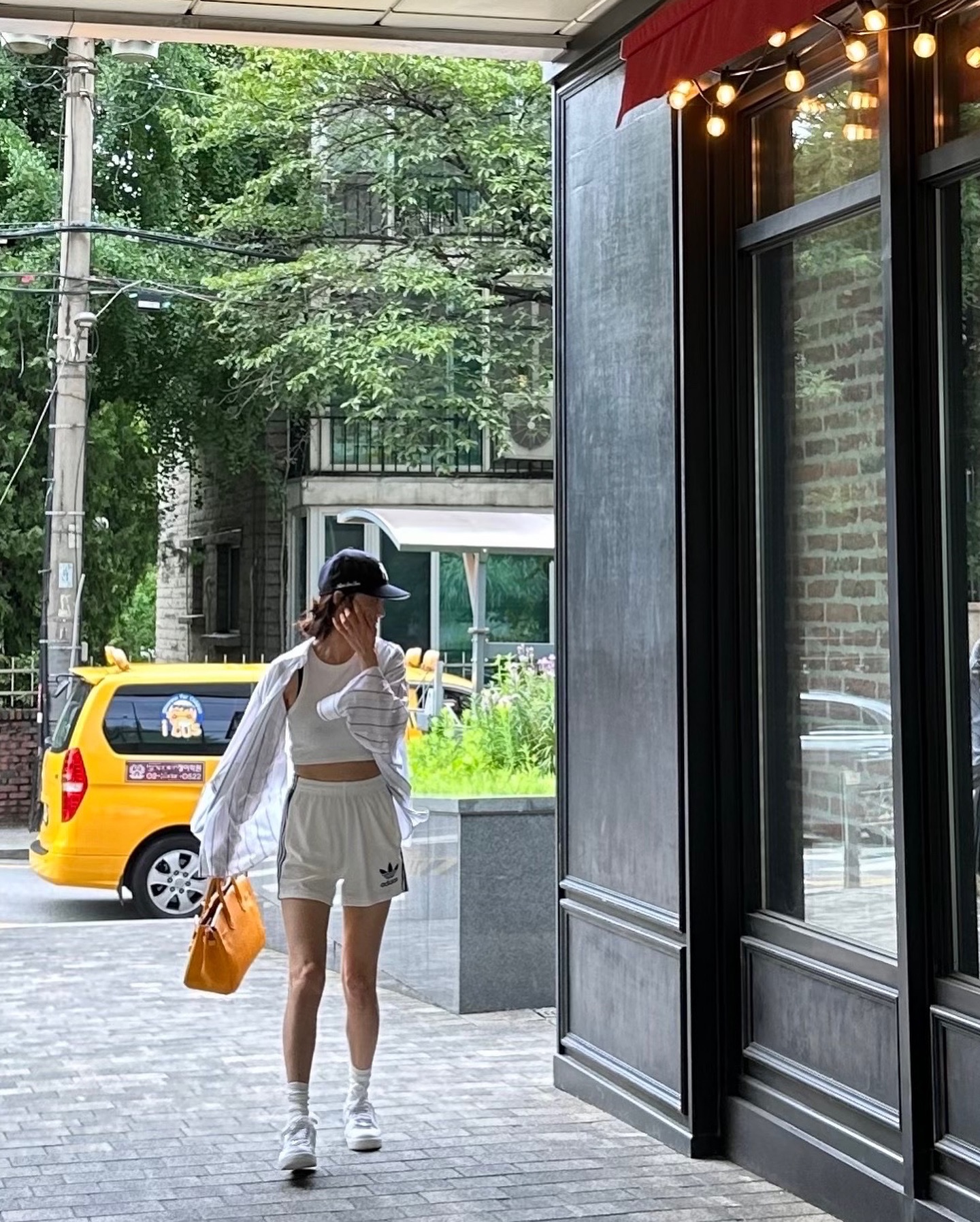 청바지가 아직 덥다면 주목🙌
아디다스 쇼츠로 멋과 실용성 둘 다 챙기는 코디 조합 3가지🖤❤️

1. 반팔 블라우스와 컬러풀한 아디다스 쇼츠로 힙한 믹스매치 스타일링

2. 여름 막바지 무더위를 날릴 수 있는 민소매 블라우스와 아디다스 쇼츠 코디 조합

3. 아침 저녁으로 선선해진 요즘 입기 딱 좋은 셔츠와 아디다스 쇼츠 조합 이미지