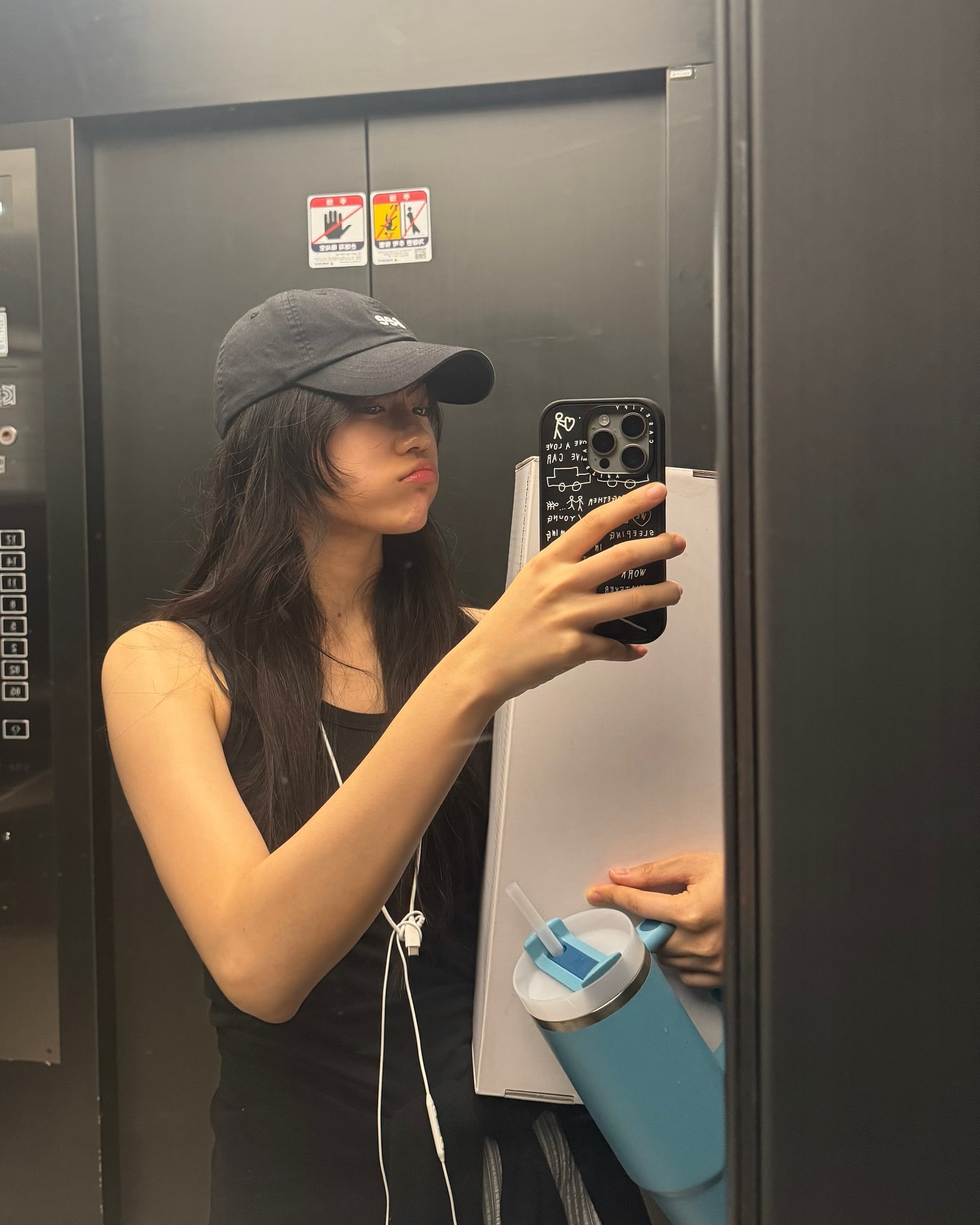 셀럽들의 데일리템🧢볼캡

볼캡 하나만으로도 룩의 분위기를 스포티하고 때로는 힙하게 변신시킬 수 있다는 사실, 다들 알고 계시죠? 셀럽들이 어떻게 볼캡을 스타일링했는지 살펴보면, 그들의 개성 넘치는 패션 센스를 엿볼 수 있을 거예요👀 지금부터 셀럽들이 선택한 다양한 볼캡을 소개합니다!

1. 노윤서: 리 [LEE] - 스몰 트위치 로고 코튼 커브 볼캡 블랙

2. 하늘: 우알롱 [WOOALONG] - Signature Logo ball cap - FOREST GREEN

3. 안유진: 마르디 메크르디 [Mardi Mercredi] - CAP MARDI_BLACK WHITE

4. 조이: 론론 [RONRON] - HEART RIBBON BALL CAP PINK IVORY

5. 박지후: 마르디 메크르디 [Mardi Mercredi] - CAP ALUMNI CLASSIQUE WASHING_SKY

6. 혜리: 스투시 [STUSSY] - 뉴에라 9TWENTY 볼캡

7. 서현: 마리떼 프랑소와 저버 [MARITHÉ FRANÇOIS GIRBAUD] - HANDWRITTEN APPLIQUE LOGO CAP dark green 이미지