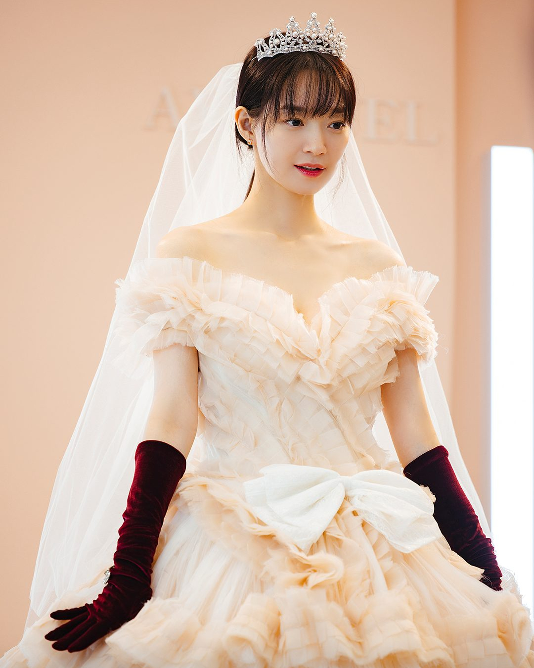 웨딩드레스 입은 신민아👰🏻‍♀️그냥 바비인형 아니냐고🤍

오늘(27일) 2회 방송을 앞두고 공개된 tvN ‘손해 보기 싫어서’ 스틸. 두 사람이 결혼식 준비에 돌입한 것인지, 해영(신민아)과 지욱(김영대)이 샵에 동행하고 있어 이목을 집중시키는데요. 어제 첫 방송이 수도권 기준 평균 4.1% 시청률을 기록하며 기분 좋은 시작을 알린 가운데, 화려한 장신구, 와인색 장갑, 웨딩드레스로 부조화 3콤보를 달성한 해영의 모습은 오늘 저녁 8시 50분에 확인할 수 있습니다. 이미지