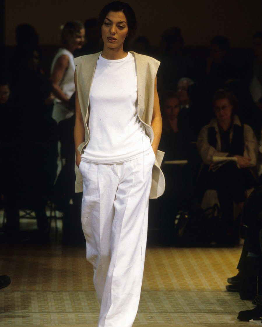 영원히 촌스럽지 않을 룩🐫🩶
놀랍게도 이 사진은 1999년 에르메스 런웨이입니다. 과하지 않고 절제된 아름다움은 요즘 화제 '드뮤어 트렌드'와도 맞닿아있죠.
간절기는 어떤 옷을 입어야 할 지 매일 고민하는 계절이죠. 일상에서 참고하기 좋을 룩들로만 엄선해보았어요🤗
다가오는 간절기엔 에르메스 99년 런웨이 컬렉션룩을 참고해보는 것은 어떨까요? 이미지3