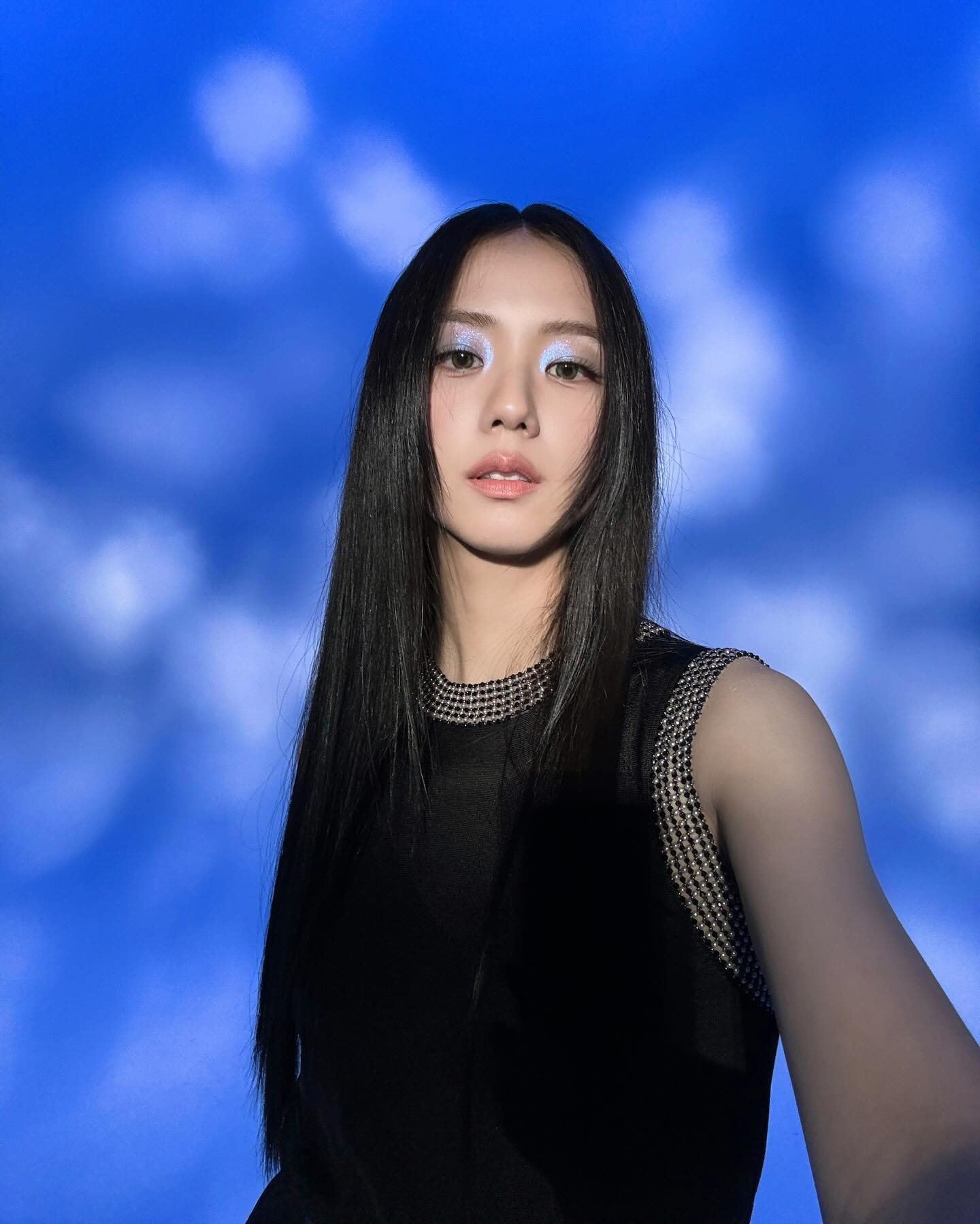 굴욕없는 블루 메이크업 지수✨💙

매거진 화보 비하인드 사진을 공개한 지수. 신비로운 분위기의 파란색 배경 앞에서 포즈를 취하고 있는 지수는 블루 아이메이크업을 완벽 소화하며 독보적인 미모를 뽐내고 있는데요. 이번 메이크업은 지수가 앰버서더로 활동하고 있는 디올의 ‘플랑 드 파리’ 리미티드 메이크업 컬렉션 제품을 사용했다고 합니다. 지수는 이번 화보에 앞서 새로운 비주얼 시안을 받아보고 "빨리해 보고 싶다"는 생각이 들었다고 전하기도 했는데요. 어두운 색감의 옷과 지수의 메이크업이 어우러져 몽환적인 분위기를 자아내며 시선을 사로잡았습니다. 이미지