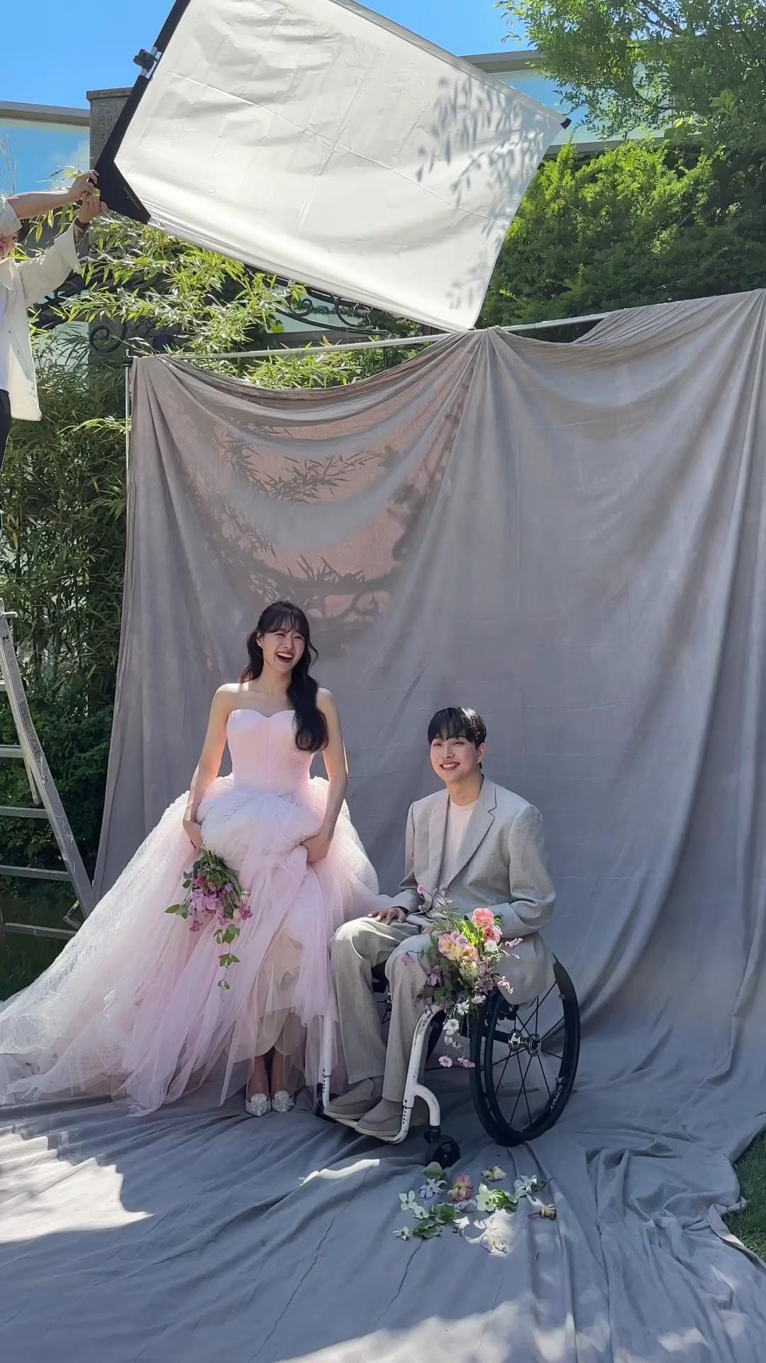 꿀 떨어지는 송지은❤️박위👩🏻‍❤️‍👨🏻
러블리한 핑크 드레스에 꽃 가득한 웨딩 촬영 현장💍💐 부러워 이미지