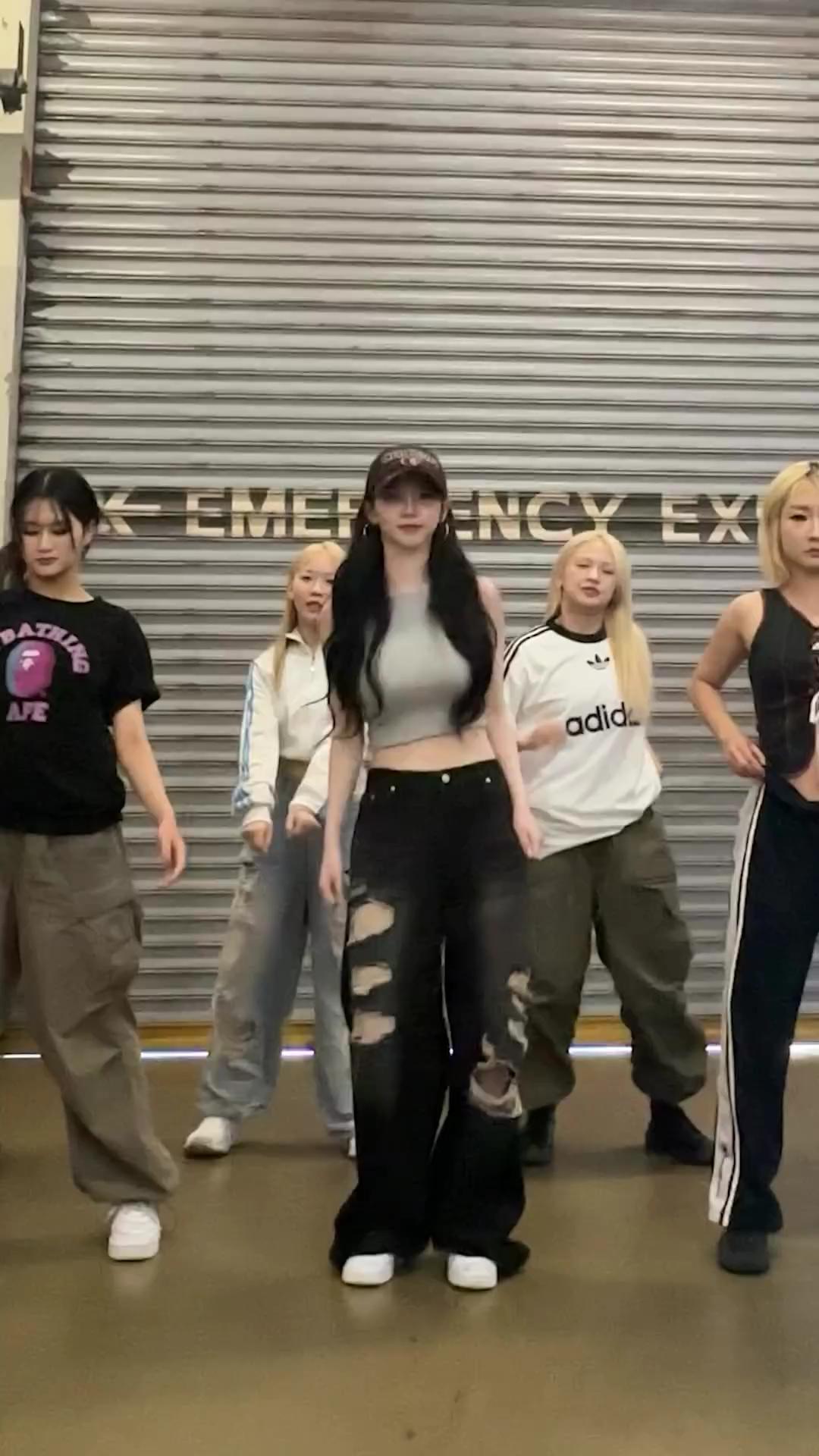 미발매 솔로곡으로 핫한 카리나❤️‍🔥
핫걸 코디 공식🖤 빈티지 볼캡, 크롭 나시 그리고 찢청👖🧢 이미지
