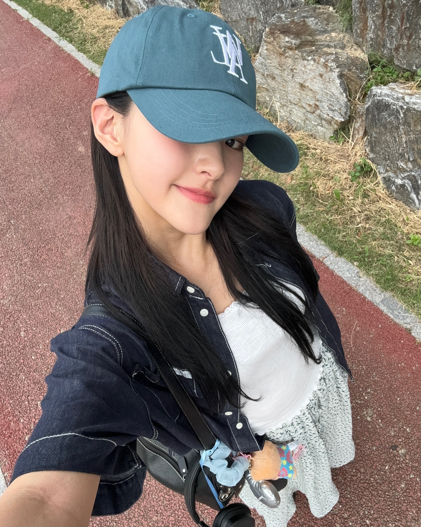 셀럽들의 데일리템🧢볼캡

볼캡 하나만으로도 룩의 분위기를 스포티하고 때로는 힙하게 변신시킬 수 있다는 사실, 다들 알고 계시죠? 셀럽들이 어떻게 볼캡을 스타일링했는지 살펴보면, 그들의 개성 넘치는 패션 센스를 엿볼 수 있을 거예요👀 지금부터 셀럽들이 선택한 다양한 볼캡을 소개합니다!

1. 노윤서: 리 [LEE] - 스몰 트위치 로고 코튼 커브 볼캡 블랙

2. 하늘: 우알롱 [WOOALONG] - Signature Logo ball cap - FOREST GREEN

3. 안유진: 마르디 메크르디 [Mardi Mercredi] - CAP MARDI_BLACK WHITE

4. 조이: 론론 [RONRON] - HEART RIBBON BALL CAP PINK IVORY

5. 박지후: 마르디 메크르디 [Mardi Mercredi] - CAP ALUMNI CLASSIQUE WASHING_SKY

6. 혜리: 스투시 [STUSSY] - 뉴에라 9TWENTY 볼캡

7. 서현: 마리떼 프랑소와 저버 [MARITHÉ FRANÇOIS GIRBAUD] - HANDWRITTEN APPLIQUE LOGO CAP dark green 이미지