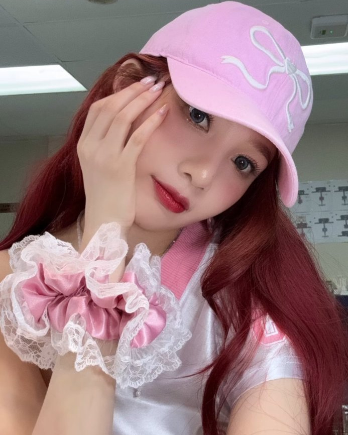 셀럽들의 데일리템🧢볼캡

볼캡 하나만으로도 룩의 분위기를 스포티하고 때로는 힙하게 변신시킬 수 있다는 사실, 다들 알고 계시죠? 셀럽들이 어떻게 볼캡을 스타일링했는지 살펴보면, 그들의 개성 넘치는 패션 센스를 엿볼 수 있을 거예요👀 지금부터 셀럽들이 선택한 다양한 볼캡을 소개합니다!

1. 노윤서: 리 [LEE] - 스몰 트위치 로고 코튼 커브 볼캡 블랙

2. 하늘: 우알롱 [WOOALONG] - Signature Logo ball cap - FOREST GREEN

3. 안유진: 마르디 메크르디 [Mardi Mercredi] - CAP MARDI_BLACK WHITE

4. 조이: 론론 [RONRON] - HEART RIBBON BALL CAP PINK IVORY

5. 박지후: 마르디 메크르디 [Mardi Mercredi] - CAP ALUMNI CLASSIQUE WASHING_SKY

6. 혜리: 스투시 [STUSSY] - 뉴에라 9TWENTY 볼캡

7. 서현: 마리떼 프랑소와 저버 [MARITHÉ FRANÇOIS GIRBAUD] - HANDWRITTEN APPLIQUE LOGO CAP dark green 이미지