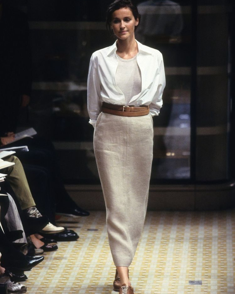 영원히 촌스럽지 않을 룩🐫🩶
놀랍게도 이 사진은 1999년 에르메스 런웨이입니다. 과하지 않고 절제된 아름다움은 요즘 화제 '드뮤어 트렌드'와도 맞닿아있죠.
간절기는 어떤 옷을 입어야 할 지 매일 고민하는 계절이죠. 일상에서 참고하기 좋을 룩들로만 엄선해보았어요🤗
다가오는 간절기엔 에르메스 99년 런웨이 컬렉션룩을 참고해보는 것은 어떨까요? 이미지5