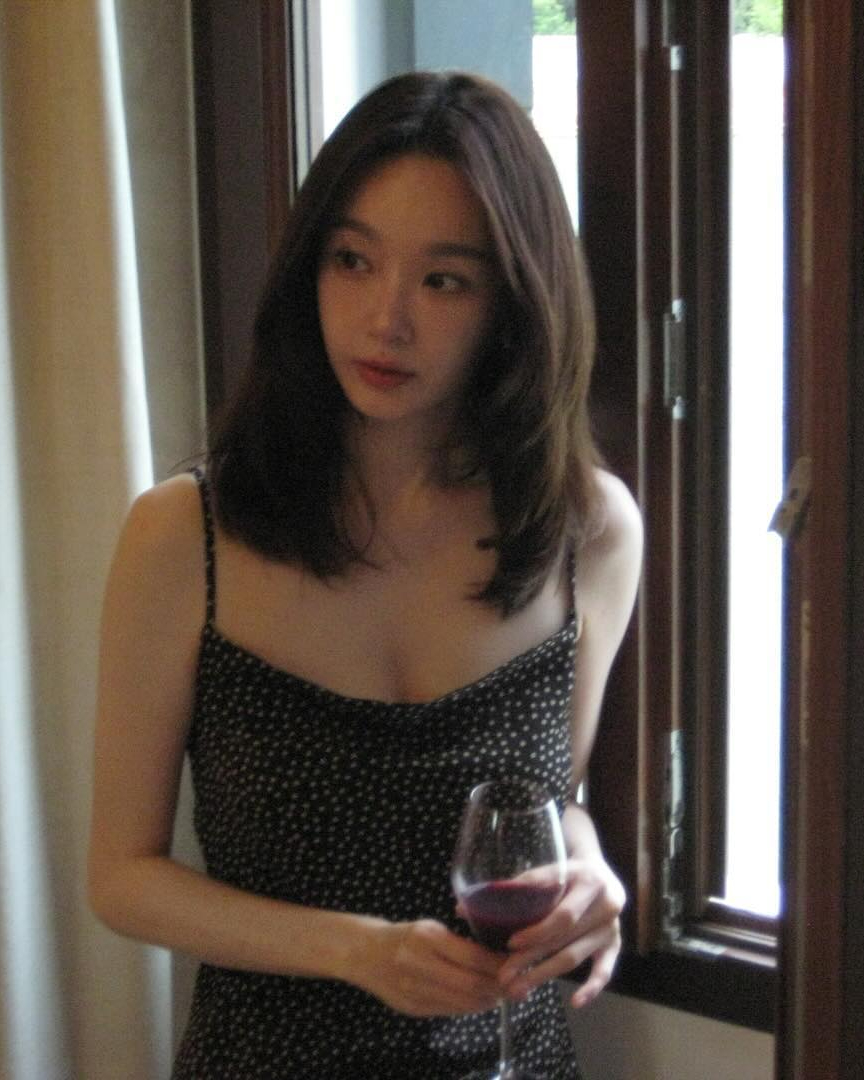로맨틱 분위기 속💜강민경 원피스 이미지