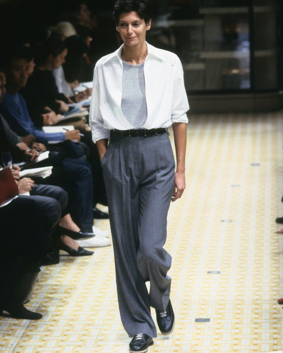 영원히 촌스럽지 않을 룩🐫🩶
놀랍게도 이 사진은 1999년 에르메스 런웨이입니다. 과하지 않고 절제된 아름다움은 요즘 화제 '드뮤어 트렌드'와도 맞닿아있죠.
간절기는 어떤 옷을 입어야 할 지 매일 고민하는 계절이죠. 일상에서 참고하기 좋을 룩들로만 엄선해보았어요🤗
다가오는 간절기엔 에르메스 99년 런웨이 컬렉션룩을 참고해보는 것은 어떨까요? 이미지7