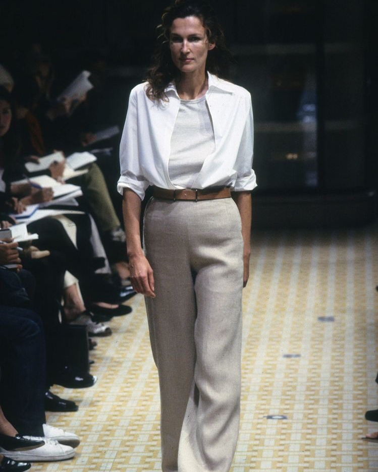 영원히 촌스럽지 않을 룩🐫🩶
놀랍게도 이 사진은 1999년 에르메스 런웨이입니다. 과하지 않고 절제된 아름다움은 요즘 화제 '드뮤어 트렌드'와도 맞닿아있죠.
간절기는 어떤 옷을 입어야 할 지 매일 고민하는 계절이죠. 일상에서 참고하기 좋을 룩들로만 엄선해보았어요🤗
다가오는 간절기엔 에르메스 99년 런웨이 컬렉션룩을 참고해보는 것은 어떨까요? 이미지6