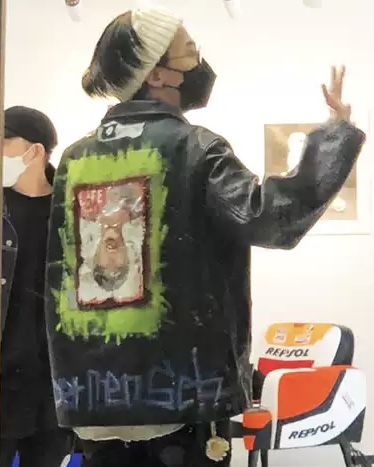 지드래곤 소장품❤️‍🔥이게 경매에?

‘파라다이스 아트 나이트 with 주피터’ 행사에서 경매될 지드래곤의 소장품 다섯 점이 공개됐습니다. 경매에는 지드래곤이 직접 소장하고 커스터마이징한 현대미술품, 디자인 오브제 등이 출품될 예정인데요. 실제로 지드래곤이 모두 착용했던 제품으로, 2014년 MAMA 무대의상인 멀티컬러 퍼 코트부터 레더 재킷, 블랙 램스킨 레더 벨트, 에어 조던 1 레트로 하이 시카고, 골드 & 다이아몬드 피스마이너스원 쿠반 링크 브레이슬릿이 포함됐습니다. 슬라이드를 넘겨 리스트를 확인해 보세요. 정식 경매는 오는 9월 2일부터 10일까지 주피터 공식 홈페이지에서 진행됩니다. 이미지