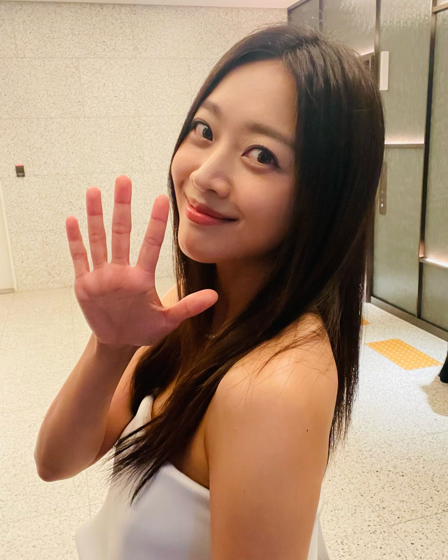 조보아, 오는 10월 결혼👰🏻♀️💐
배우 조보아가 오는 10월 비연예인 연인과 결혼합니다. 조보아 소속사 엑스와이즈 스튜디오 측은 "조보아가 소중한 인연을 만나 오랜 기간 서로를 향한 깊은 신뢰와 애정을 쌓아오다 다가오는 가을 평생을 약속하게 되었다"고 전했는데요. 결혼식은 비연예인인 예비 신랑과 양가 가족들을 배려해 비공개로 진행될 예정이라고 합니다. 이미지2