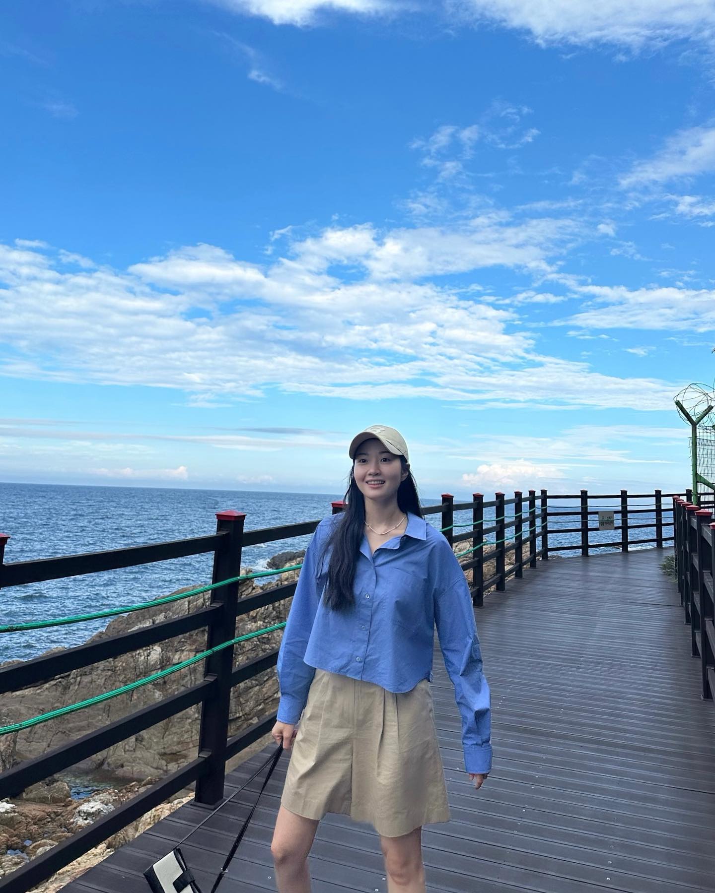 가을이 다가오니 생각나는 컬러🍁
차분하고 고급스러운 베이지 하의템 코디법🥠 @참고해✨

1. 베이지 팬츠와 셔츠
가장 기본적이면서도 클래식한 조합, 베이지 팬츠와 셔츠는 가을 스타일링의 필수 조합입니다. 차분하면서도 깔끔한 느낌을 주어 다양한 상황에서 활용할 수 있습니다. 베이지 컬러 팬츠는 고급스러운 느낌을 주며 셔츠와 함께 매치해 세련된 비즈니스 캐주얼룩을 완성할 수 있습니다. 

2. 베이지 컬러 버뮤다팬츠와 블루톤 상의 
캐주얼하면서도 트렌디한 스타일을 원한다면 베이지 컬러의 버뮤다팬츠와 블루 톤 상의를 매치해 보세요. 베이지와 블루는 서로 상반되면서도 조화로운 컬러 조합으로 세련된 느낌을 줍니다. 

3. 베이지 셋업
베이지 컬러 셋업은 가을의 우아한 분위기를 한껏 살려주는 아이템입니다. 단정하면서도 세련된 인상을 줄 수 있으며 중요한 미팅이나 공식적인 자리와도 잘 어울리는 아이템입니다. 

4. 베이지 플리츠스커트와 톤온톤 상의
베이지 플리츠스커트는 단정하고 우아한 실루엣의 아이템으로 가을의 차분한 분위기와 잘 어울리는 아이템입니다. 상의를 베이지와 유사한 색조로 선택하여 전체적으로 코디에 통일감을 주는 것이 포인트입니다. 아이보리 톤의 니트나 맨투맨을 선택해 프레피 무드를 살리면서도 가을철에 적합한 따뜻함을 더할 수 있습니다. 이미지4