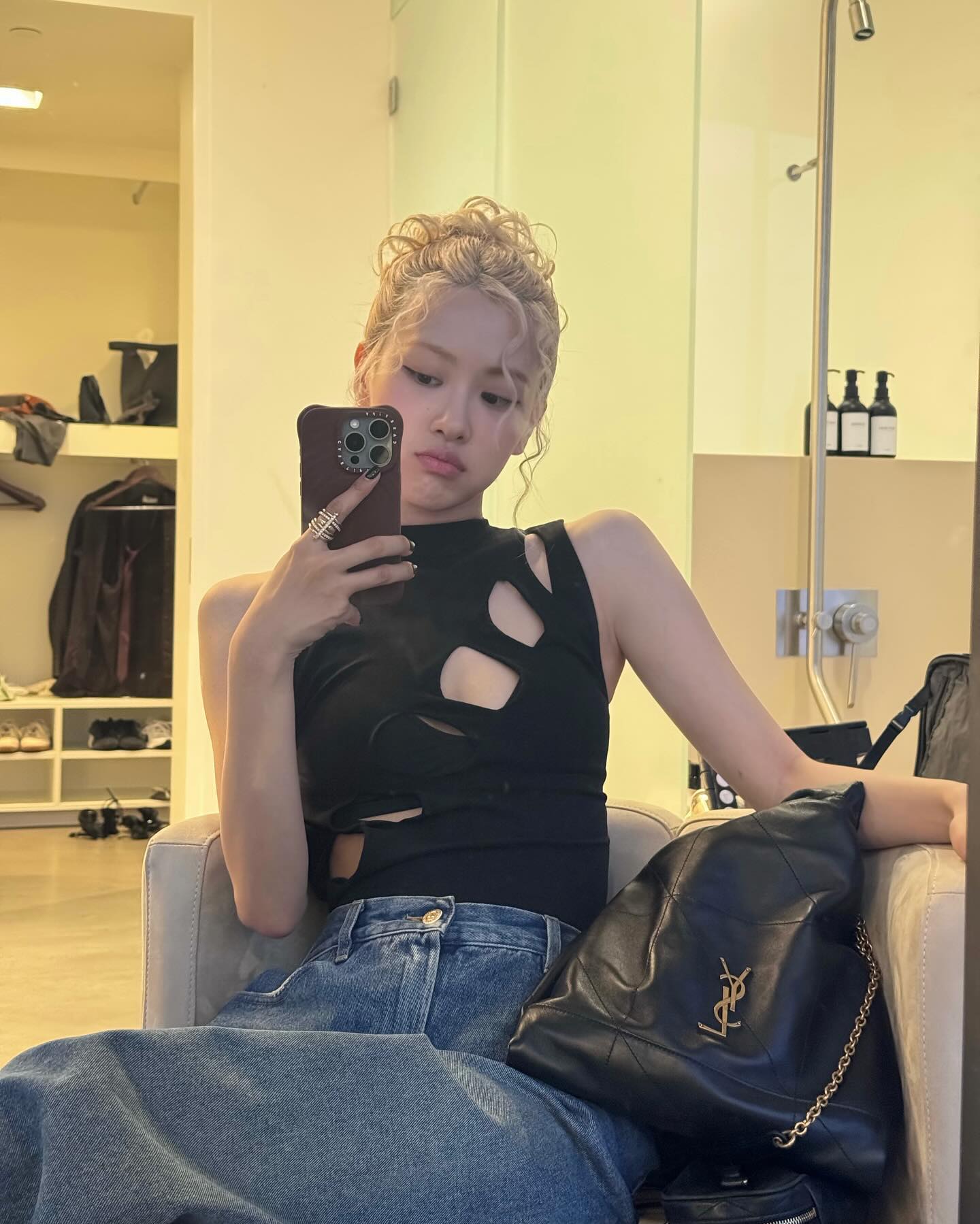 러블리 극대화💗로제가 빠진 헤어
뽀글뽀글 라면 머리가 이렇게 잘 어울리다니..🖤🌀 이미지