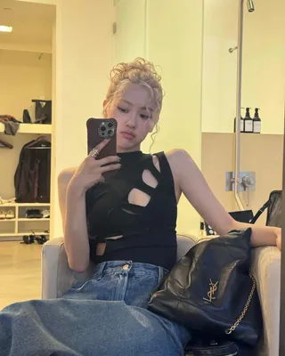 러블리 극대화💗로제가 빠진 헤어
뽀글뽀글 라면 머리가 이렇게 잘 어울리다니..🖤🌀 이미지