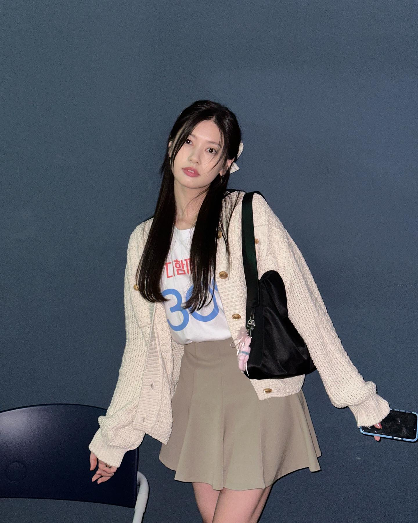 가을이 다가오니 생각나는 컬러🍁
차분하고 고급스러운 베이지 하의템 코디법🥠 @참고해✨

1. 베이지 팬츠와 셔츠
가장 기본적이면서도 클래식한 조합, 베이지 팬츠와 셔츠는 가을 스타일링의 필수 조합입니다. 차분하면서도 깔끔한 느낌을 주어 다양한 상황에서 활용할 수 있습니다. 베이지 컬러 팬츠는 고급스러운 느낌을 주며 셔츠와 함께 매치해 세련된 비즈니스 캐주얼룩을 완성할 수 있습니다. 

2. 베이지 컬러 버뮤다팬츠와 블루톤 상의 
캐주얼하면서도 트렌디한 스타일을 원한다면 베이지 컬러의 버뮤다팬츠와 블루 톤 상의를 매치해 보세요. 베이지와 블루는 서로 상반되면서도 조화로운 컬러 조합으로 세련된 느낌을 줍니다. 

3. 베이지 셋업
베이지 컬러 셋업은 가을의 우아한 분위기를 한껏 살려주는 아이템입니다. 단정하면서도 세련된 인상을 줄 수 있으며 중요한 미팅이나 공식적인 자리와도 잘 어울리는 아이템입니다. 

4. 베이지 플리츠스커트와 톤온톤 상의
베이지 플리츠스커트는 단정하고 우아한 실루엣의 아이템으로 가을의 차분한 분위기와 잘 어울리는 아이템입니다. 상의를 베이지와 유사한 색조로 선택하여 전체적으로 코디에 통일감을 주는 것이 포인트입니다. 아이보리 톤의 니트나 맨투맨을 선택해 프레피 무드를 살리면서도 가을철에 적합한 따뜻함을 더할 수 있습니다. 이미지8