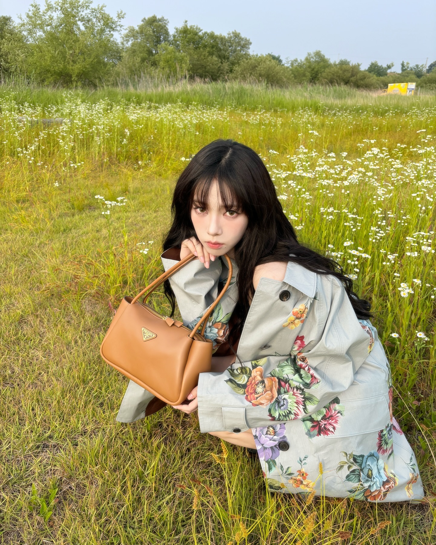 드디어 프라다 앰버서더된 카리나🖤

에스파 카리나가 프라다 글로벌 앰버서더로 발탁됐습니다. 카리나는 지난 1월 이탈리아 밀라노에서 열린 프라다 2024 F/W 남성복 패션쇼에 참석해 자리를 빛냈었는데요. 매번 프라다 제품을 완벽하게 소화해낸 바 있어 앞으로 프라다와 함께 할 활동에 더욱 기대가 모아지고 있습니다. 이미지4