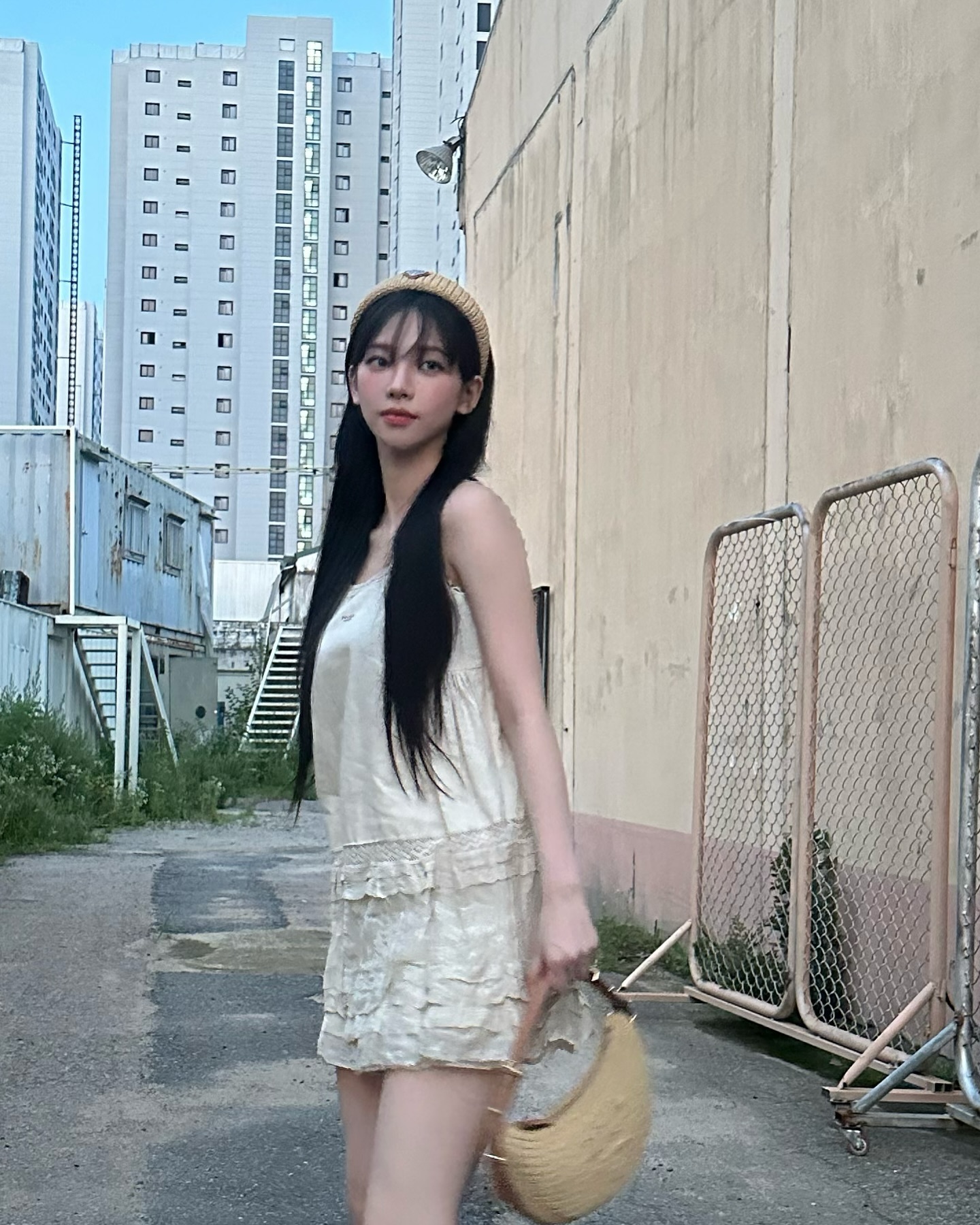 드디어 프라다 앰버서더된 카리나🖤

에스파 카리나가 프라다 글로벌 앰버서더로 발탁됐습니다. 카리나는 지난 1월 이탈리아 밀라노에서 열린 프라다 2024 F/W 남성복 패션쇼에 참석해 자리를 빛냈었는데요. 매번 프라다 제품을 완벽하게 소화해낸 바 있어 앞으로 프라다와 함께 할 활동에 더욱 기대가 모아지고 있습니다. 이미지6