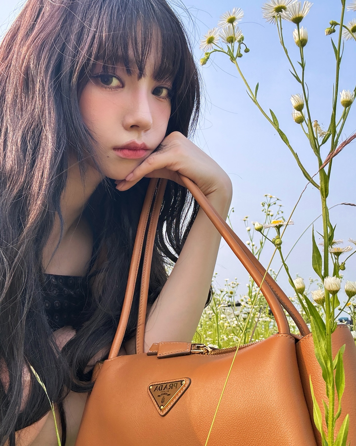 드디어 프라다 앰버서더된 카리나🖤

에스파 카리나가 프라다 글로벌 앰버서더로 발탁됐습니다. 카리나는 지난 1월 이탈리아 밀라노에서 열린 프라다 2024 F/W 남성복 패션쇼에 참석해 자리를 빛냈었는데요. 매번 프라다 제품을 완벽하게 소화해낸 바 있어 앞으로 프라다와 함께 할 활동에 더욱 기대가 모아지고 있습니다. 이미지2