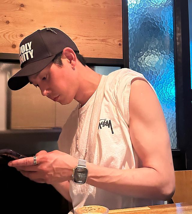 민소매 대신 소매 걷기💦 이미지