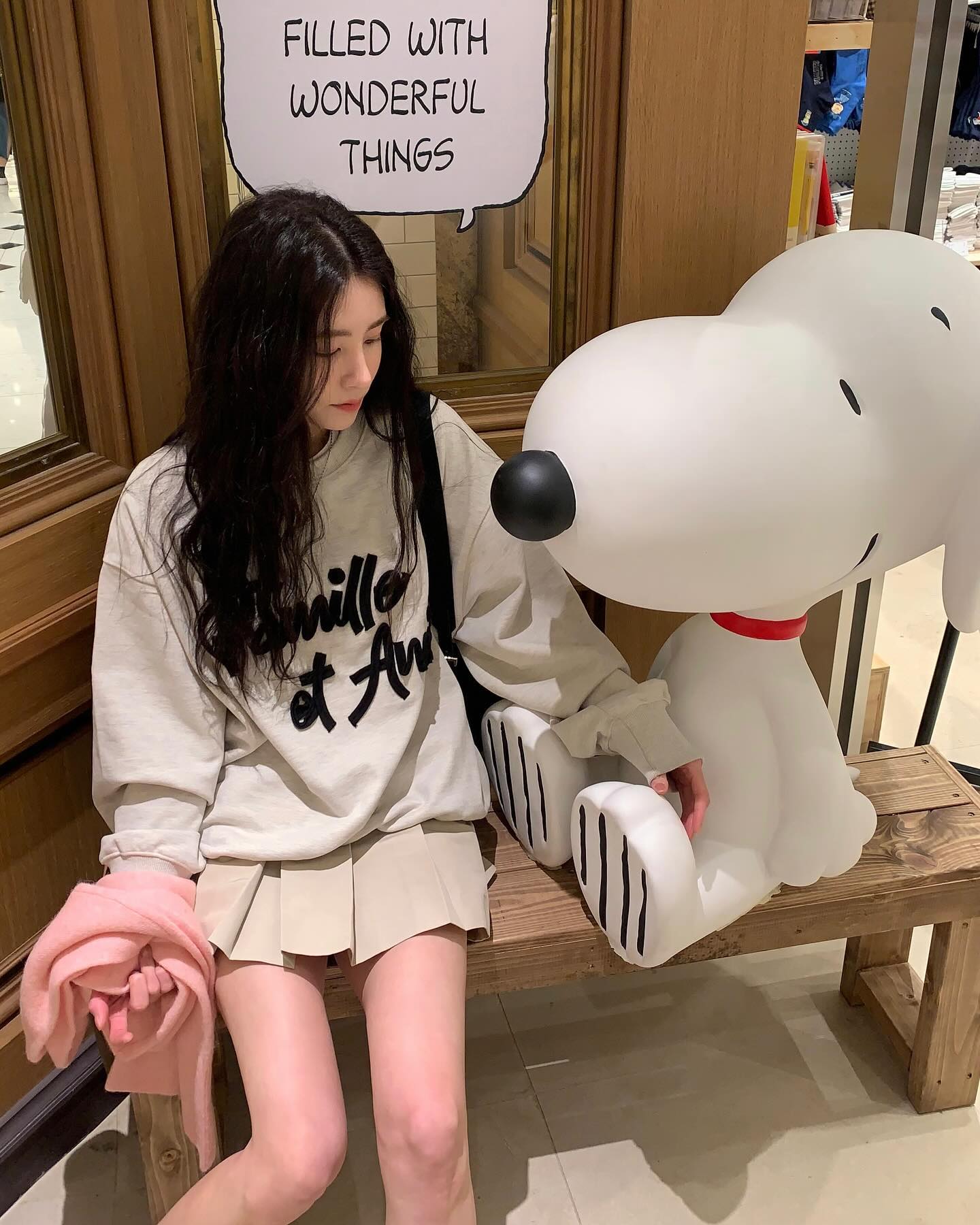 가을이 다가오니 생각나는 컬러🍁
차분하고 고급스러운 베이지 하의템 코디법🥠 @참고해✨

1. 베이지 팬츠와 셔츠
가장 기본적이면서도 클래식한 조합, 베이지 팬츠와 셔츠는 가을 스타일링의 필수 조합입니다. 차분하면서도 깔끔한 느낌을 주어 다양한 상황에서 활용할 수 있습니다. 베이지 컬러 팬츠는 고급스러운 느낌을 주며 셔츠와 함께 매치해 세련된 비즈니스 캐주얼룩을 완성할 수 있습니다. 

2. 베이지 컬러 버뮤다팬츠와 블루톤 상의 
캐주얼하면서도 트렌디한 스타일을 원한다면 베이지 컬러의 버뮤다팬츠와 블루 톤 상의를 매치해 보세요. 베이지와 블루는 서로 상반되면서도 조화로운 컬러 조합으로 세련된 느낌을 줍니다. 

3. 베이지 셋업
베이지 컬러 셋업은 가을의 우아한 분위기를 한껏 살려주는 아이템입니다. 단정하면서도 세련된 인상을 줄 수 있으며 중요한 미팅이나 공식적인 자리와도 잘 어울리는 아이템입니다. 

4. 베이지 플리츠스커트와 톤온톤 상의
베이지 플리츠스커트는 단정하고 우아한 실루엣의 아이템으로 가을의 차분한 분위기와 잘 어울리는 아이템입니다. 상의를 베이지와 유사한 색조로 선택하여 전체적으로 코디에 통일감을 주는 것이 포인트입니다. 아이보리 톤의 니트나 맨투맨을 선택해 프레피 무드를 살리면서도 가을철에 적합한 따뜻함을 더할 수 있습니다. 이미지7