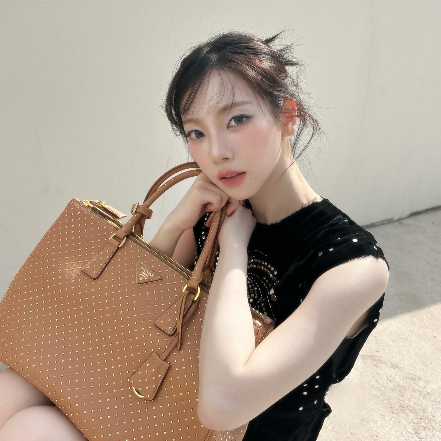 드디어 프라다 앰버서더된 카리나🖤

에스파 카리나가 프라다 글로벌 앰버서더로 발탁됐습니다. 카리나는 지난 1월 이탈리아 밀라노에서 열린 프라다 2024 F/W 남성복 패션쇼에 참석해 자리를 빛냈었는데요. 매번 프라다 제품을 완벽하게 소화해낸 바 있어 앞으로 프라다와 함께 할 활동에 더욱 기대가 모아지고 있습니다. 이미지8