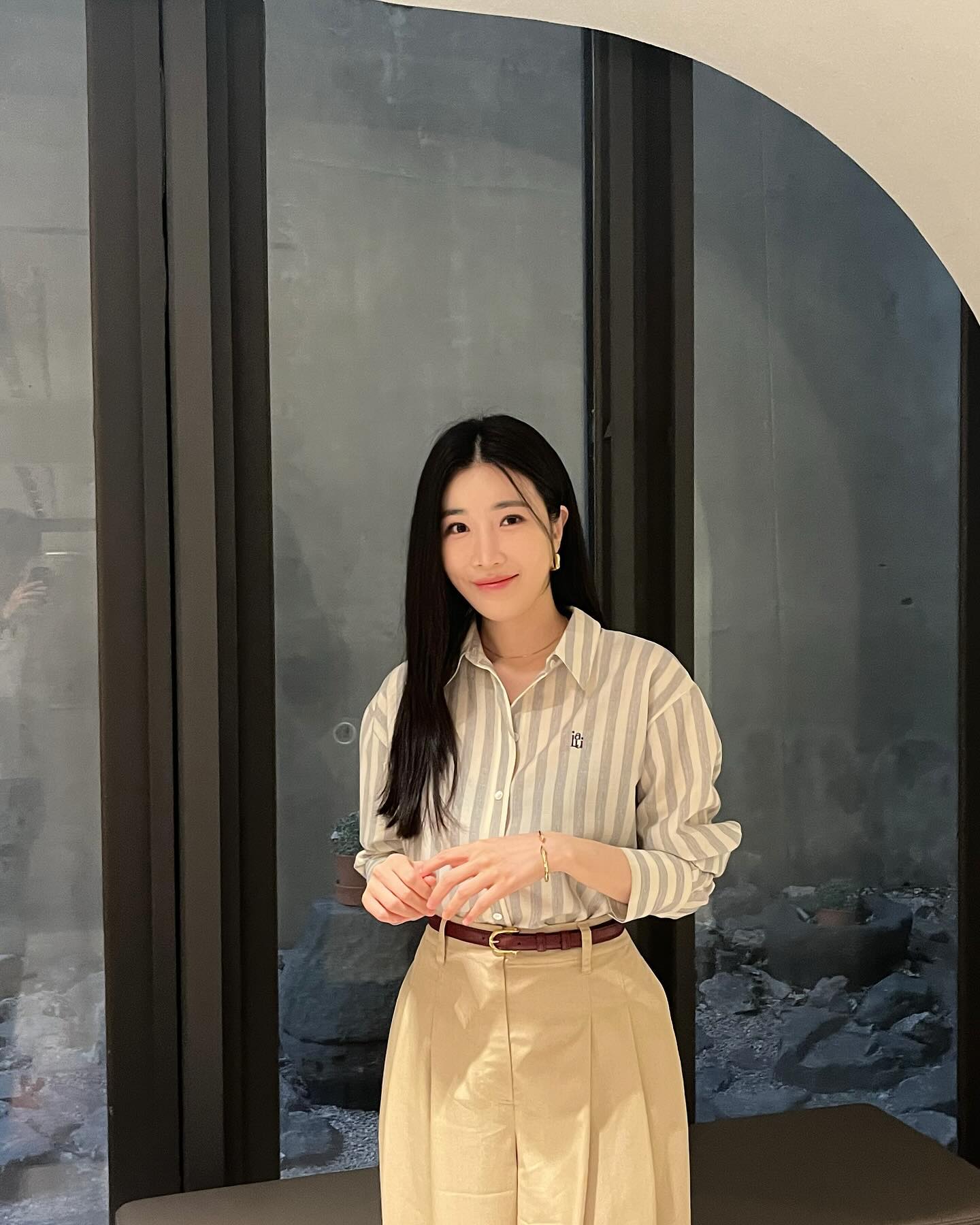 가을이 다가오니 생각나는 컬러🍁 차분하고 고급스러운 베이지 하의템 코디법🥠 @참고해✨  1. 베이지 팬츠와 셔츠 가장 기본적이면서도 클래식한 조합, 베이지 팬츠와 셔츠는 가을 스타일링의 필수 조합입니다. 차분하면서도 깔끔한 느낌을 주어 다양한 상황에서 활용할 수 있습니다. 베이지 컬러 팬츠는 고급스러운 느낌을 주며 셔츠와 함께 매치해 세련된 비즈니스 캐주얼룩을 완성할 수 있습니다.   2. 베이지 컬러 버뮤다팬츠와 블루톤 상의  캐주얼하면서도 트렌디한 스타일을 원한다면 베이지 컬러의 버뮤다팬츠와 블루 톤 상의를 매치해 보세요. 베이지와 블루는 서로 상반되면서도 조화로운 컬러 조합으로 세련된 느낌을 줍니다.   3. 베이지 셋업 베이지 컬러 셋업은 가을의 우아한 분위기를 한껏 살려주는 아이템입니다. 단정하면서도 세련된 인상을 줄 수 있으며 중요한 미팅이나 공식적인 자리와도 잘 어울리는 아이템입니다.   4. 베이지 플리츠스커트와 톤온톤 상의 베이지 플리츠스커트는 단정하고 우아한 실루엣의 아이템으로 가을의 차분한 분위기와 잘 어울리는 아이템입니다. 상의를 베이지와 유사한 색조로 선택하여 전체적으로 코디에 통일감을 주는 것이 포인트입니다. 아이보리 톤의 니트나 맨투맨을 선택해 프레피 무드를 살리면서도 가을철에 적합한 따뜻함을 더할 수 있습니다. 이미지