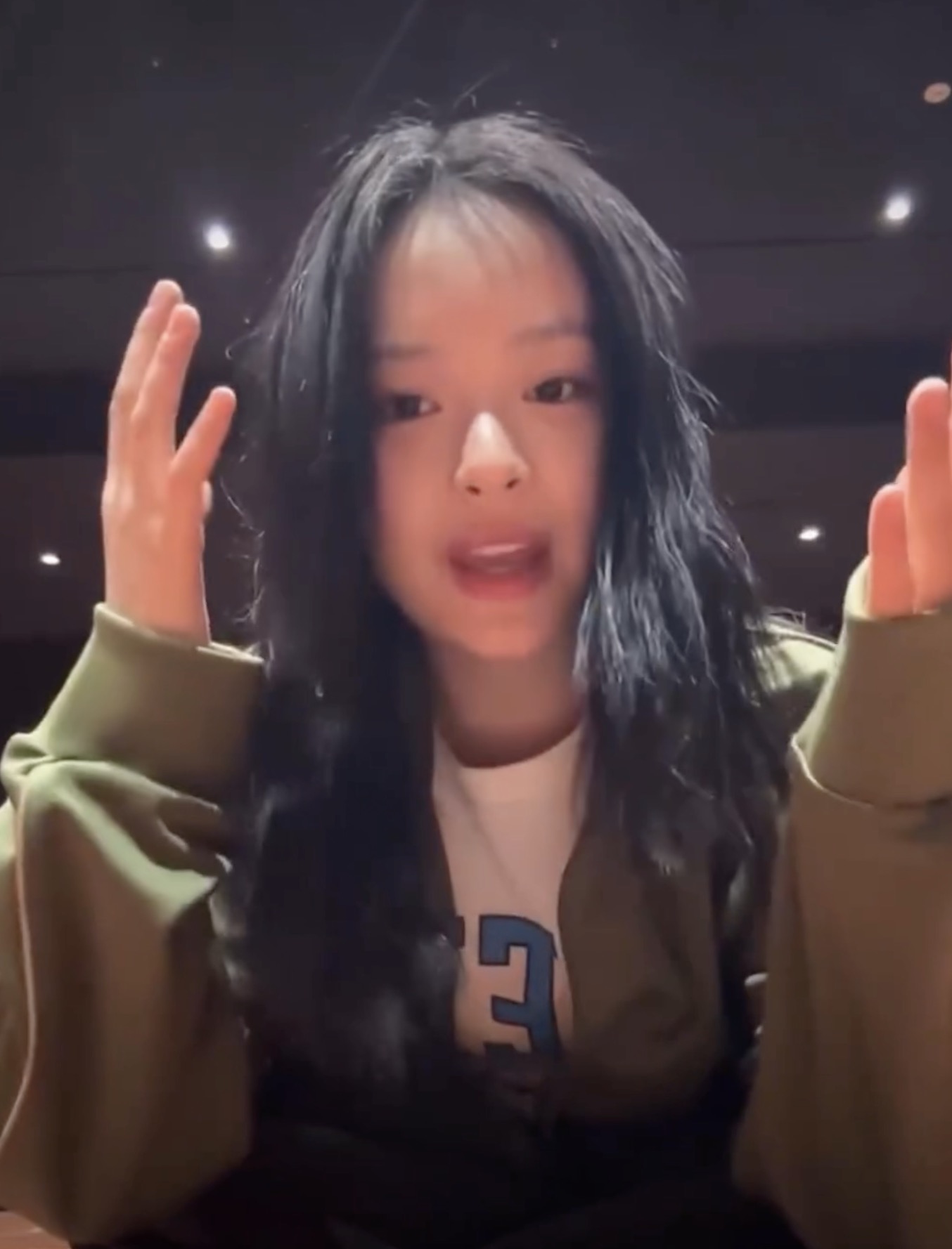 요즘 트렌드 드뮤어가 뭘까?🔎

뉴진스 하니, 르세라핌 허윤진도 유행에 탑승한 'Very demure, very mindful' 과연 어떤 의미 일까요?
'매우 얌전하고 매우 사려 깊다'는 의미를 지닌 드뮤어는 최근 패션 트렌드인 차분하고 과하지 않은 미니멀룩과 유사한 맥락을 가지고 있습니다.

이전의 올드머니룩과 유사한 느낌이 있지만, 드뮤어룩은 깔끔하면서도 뮤트한 색감과 편안한 핏을 강조하며, 모든 아이템이 고급스러워 보여야 하는 올드머니룩과는 차별화됩니다. 가을이 다가오는 요즘, 미니멀리즘의 단순함과 드뮤어의 우아한 무드를 동시에 담아낸 차분한 드뮤어룩을 시도해보는 것은 어떨까요? 이미지