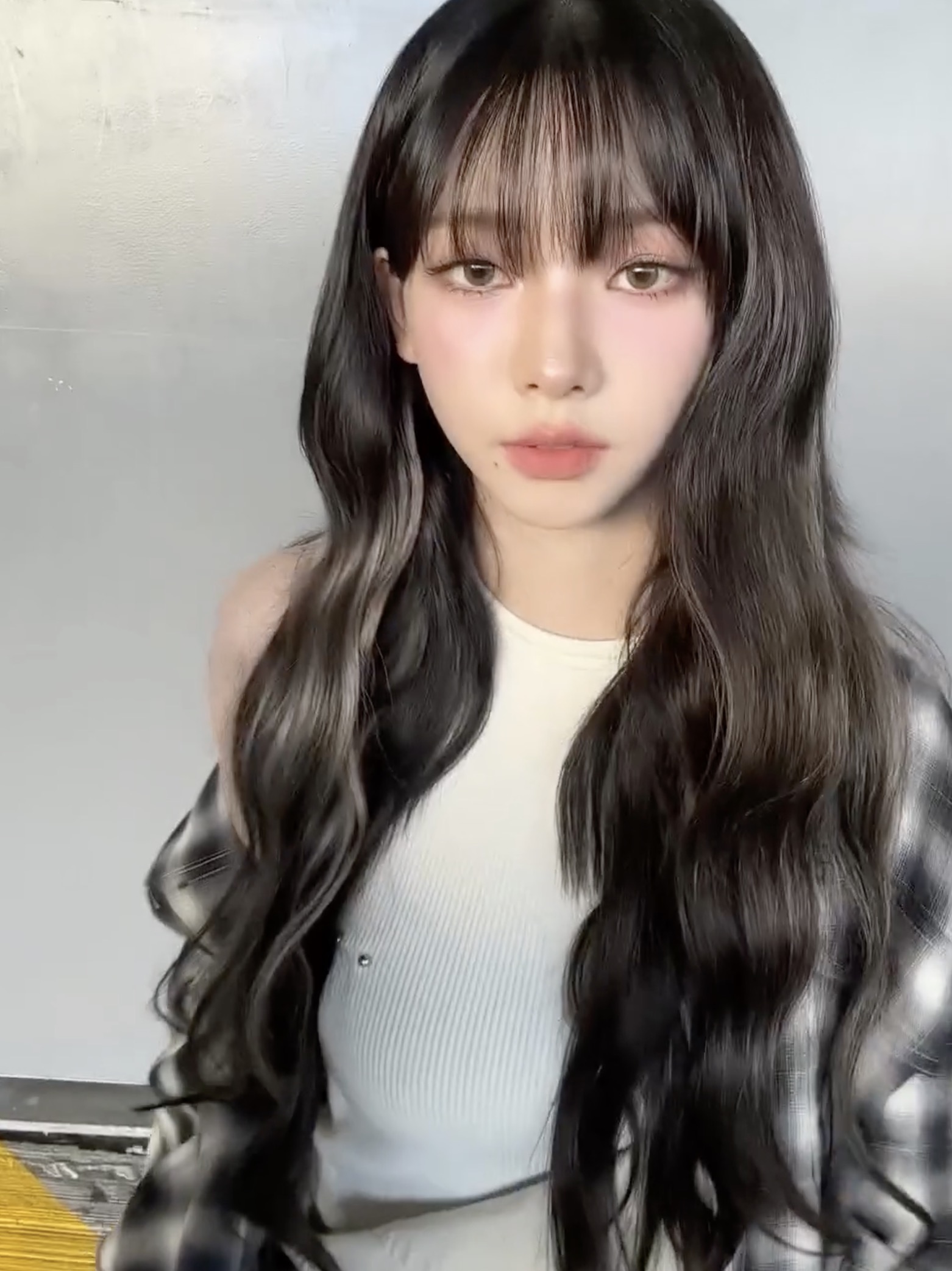 따라하고 싶은💙카리나 착장 정보
아침저녁으로 선선해진 요즘🍂이렇게 입으면 딱이잖아✨

1. 트릴리온 - 투 포켓 옴브레 체크 셔츠

2. 카이야 - nipple piercing sleeveless

3. 써틴먼스 - Cargo Wide Overall 이미지
