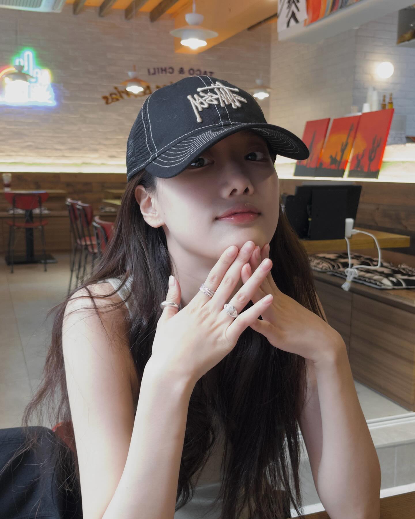 힙한 로고 포인트 스투시 볼캡🖤🧢
손민수하고 싶은 셀럽들 Pick✔️ stussy 모자 리스트

1. 이나은: 스투시 뉴에라 9Twenty 베이직 트러커 블랙 / 스투시 로우 프로 베이직 워시드 스트랩백

2. 윤아: 스투시 베이직 뉴에라 9Twenty 캡 블랙

3. 혜리: 스투시 뉴에라 9Twenty 베이직 트러커 오렌지

4. 박소담: 스투시 파리 트러커 캡 블랙

5. 미미: 스투시 스컬 메쉬 트러커 캡 그린

6. 신시아: 스투시 SS 링크 9트웬티 캡 블랙 이미지