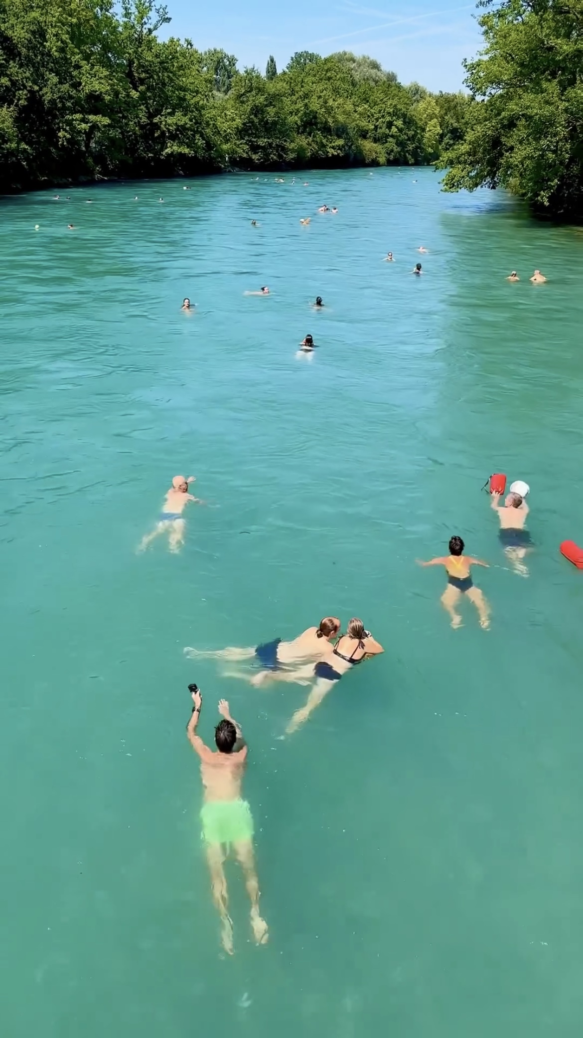 낭만적인 스위스의 퇴근길🏊🏻‍♂️🩵

최근 스위스 사람들의 독특한 퇴근법이 화제가 되고 있습니다. 스위스 직장인들이 강물에 뛰어들어 퇴근하는 영상이 퍼지면서 전 세계인들의 시선을 사로잡았는데요. 이들은 일을 마친 후 수영복으로 갈아입고 수영을 하거나 튜브를 타고 퇴근합니다. 스위스 정부관광청은 “실제 스위스 베른이나 바젤 등을 여행하다 보면 곳곳에서 물가로 뛰어들어 두둥실 떠내려가는 현지인들을 흔히 볼 수 있다”면서 “호수와 강이 많은 스위스답게 많은 현지인은 강의 유속을 이용해 퇴근하곤 한다”고 전했습니다. 이미지