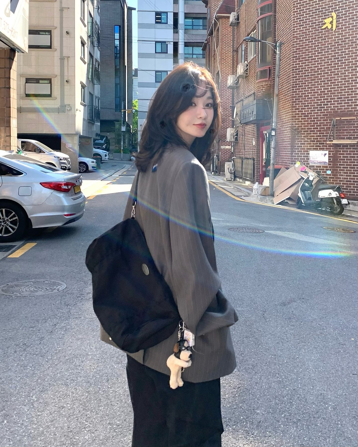 가을 휘뚜루템 추천3🍁
무더웠던 더위가 한 풀 꺾여 선선해진 요즘 날씨, 곧 성큼 다가올 가을에 휘뚜루 입기 좋은 아이템을 찾아봤어요🍂🤎

1. 컬러 가디건
단독으로 입거나, 아우터 안에 이너로 입기 좋은 가디건. 이번 가을엔 컬러가 있는 가디건으로 장만해보시는 것을 추천합니다. 가을톤 아우터와의 조합은 환상적일거예요.

2. 체크셔츠
캐주얼하게 입고 싶은 날 손가는 템이죠. 체크 무늬의 크기와 옷의 핏, 소재에 따라 분위기를 천차만별로 연출할 수 있습니다.

3. 오버핏 자켓
포멀하고, 캐주얼하게 연출 가능한 자켓을 찾으시나요? 그렇담 단연 오버핏 자켓이죠. 이너로 셔츠를 입어 포멀하게 연출하거나, 티셔츠 또는 가디건을 입어 캐주얼하게 연출 가능하답니다. 이미지