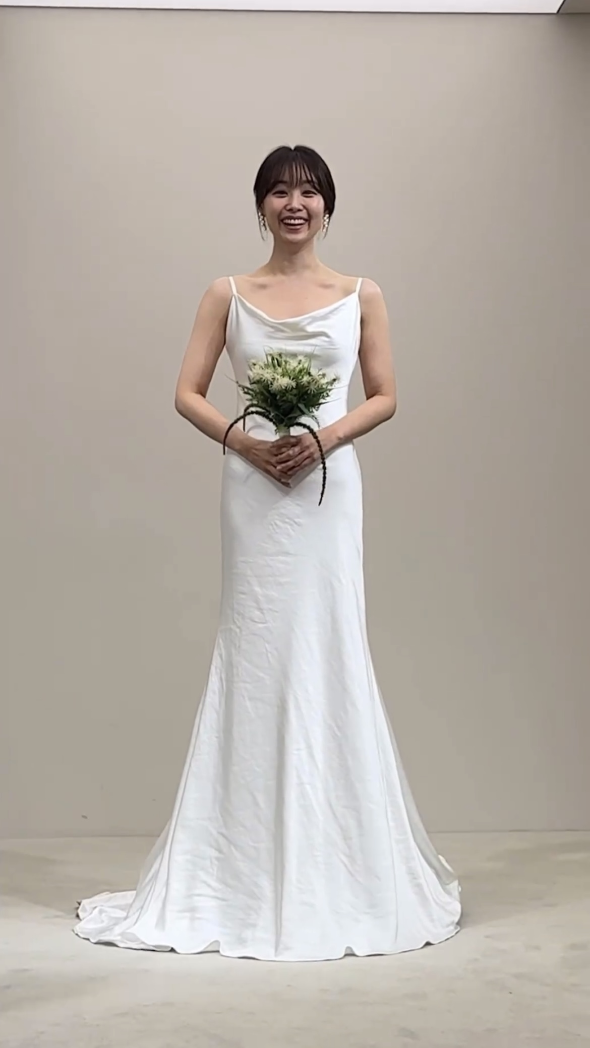 드레스 피팅 중인 예신 송지은👰🏻‍♀️🤍
그냥 여신 아니냐며..✨다 잘 어울리는데 어떻게 고르나요😩

오는 10월 야외 결혼식을 앞두고 웨딩드레스 피팅 영상을 공유한 송지은. 슬림한 드레스부터 풍성한 드레스까지 완벽하게 소화한 송지은은 환하게 웃으며 우아한 자태를 뽐내고 있는데요. 이를 본 박위는 웨딩드레스를 고르는 대신 “나는 송지은”이라는 댓글을 달며 예비 신부를 향한 애정을 드러냈습니다. 이미지
