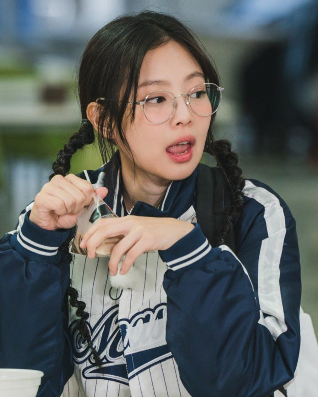 스타일 완성의 포인트👓안경

안경은 이제 선택이 아닌 필수 아이템으로, 최신 유행을 주도하고 있습니다. 요즘 안경 패션은 시력을 교정하는 것을 넘어 개성과 스타일을 표현하는 중요한 요소로 자리 잡았죠. 긱시크 감성의 뿔테부터 귀여운 얇은 테까지, 셀럽들의 안경을 활용한 포인트 스타일링을 참고해보세요.

1. 제니: 젠틀몬스터 - 클라우드 데이 온리 02 ₩ 269,000

2. 허윤진: 애쉬크로프트 Ginsberg 48 - 글로시 블랙 ₩ 158,000

3. 슬기: 에드하디 - ED5725 BLACK 48 ₩ 245,000

4. 하니: 카린 - LUCY_C3 1 ₩ 198,000

5. 고현정: 로렌스폴 - 쿠버 01 ₩ 240,000

6. 원희: 젠틀몬스터 x 메종 마르지엘라 - MM111 01 ₩ 368,000 이미지