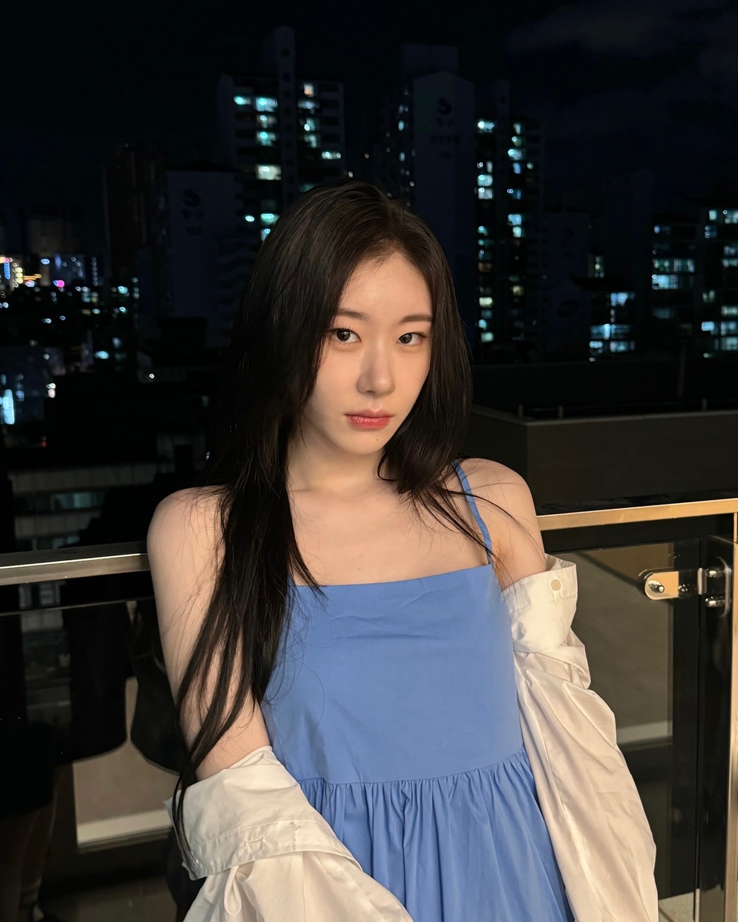 채령처럼 셔츠는 걸치는 맛😜🤍 이미지