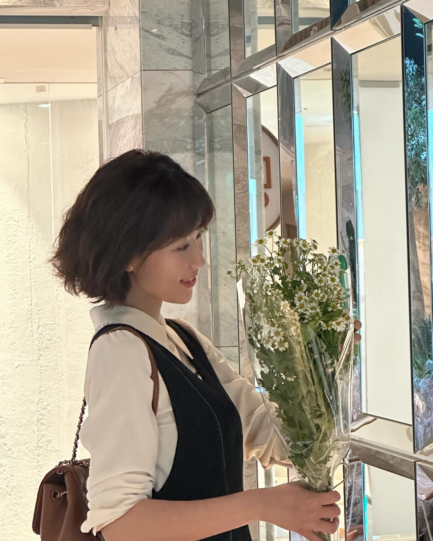 단발 하고 싶으신 분들 주목‼️

최근 유행하는 똑단발 스타일은 생각보다 소화하기 어렵지 않습니다. 짧은 똑단발은 넙데데한 얼굴형을 보완하는 데 효과적이며, 얼굴에 볼륨감을 더하고 사랑스러운 이미지를 연출할 수 있습니다.

단발은 넙데데한 얼굴형뿐만 아니라 긴 얼굴형에도 잘 어울립니다. 긴머리는 시선이 길어지기 쉬운데 반해, 단발은 시선을 고정시켜 긴 얼굴형을 보완해줍니다. 또한, 이목구비가 화려할수록 시선이 얼굴에 집중되기 때문에 단발이 더욱 잘 어울립니다.

다가오는 가을, 헤어에 변화를 주고 싶다면 똑단발 스타일 어떠세요? 이미지8
