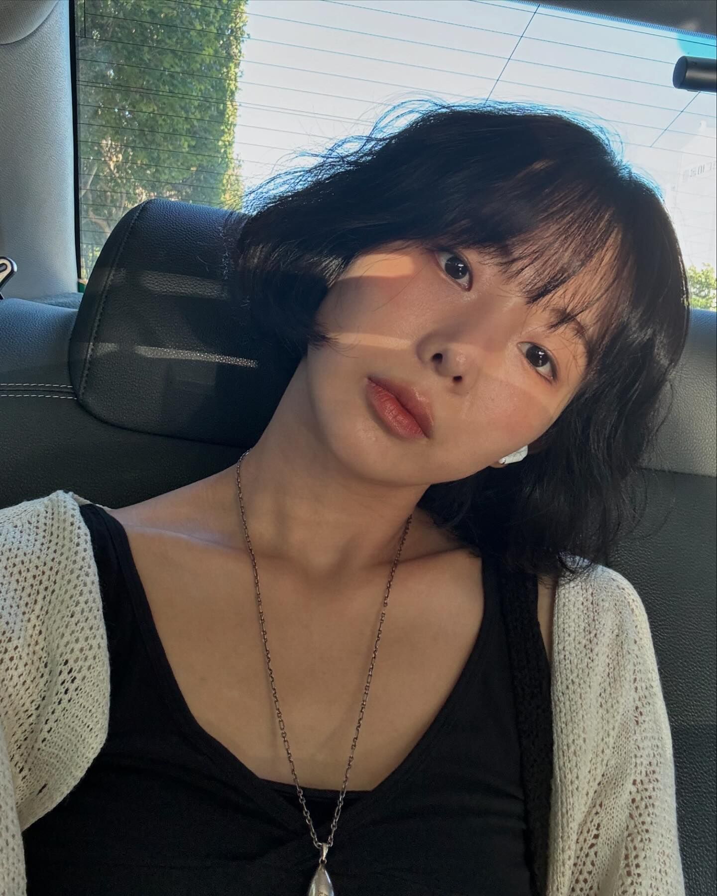 단발 하고 싶으신 분들 주목‼️

최근 유행하는 똑단발 스타일은 생각보다 소화하기 어렵지 않습니다. 짧은 똑단발은 넙데데한 얼굴형을 보완하는 데 효과적이며, 얼굴에 볼륨감을 더하고 사랑스러운 이미지를 연출할 수 있습니다.

단발은 넙데데한 얼굴형뿐만 아니라 긴 얼굴형에도 잘 어울립니다. 긴머리는 시선이 길어지기 쉬운데 반해, 단발은 시선을 고정시켜 긴 얼굴형을 보완해줍니다. 또한, 이목구비가 화려할수록 시선이 얼굴에 집중되기 때문에 단발이 더욱 잘 어울립니다.

다가오는 가을, 헤어에 변화를 주고 싶다면 똑단발 스타일 어떠세요? 이미지