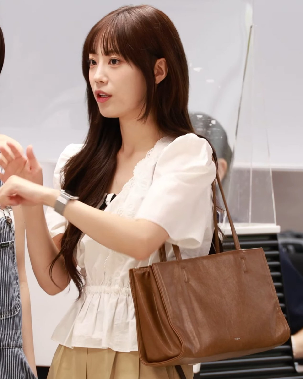 2024 FW 대표 컬러🤎브라운

아침저녁으로 선선해진 날씨를 보니 가을이 곧 다가오고 있음을 느낍니다. 이 시점에서 주목해야 할 것은 바로 이번 가을과 겨울의 대표 트렌드 컬러인 브라운입니다! 따뜻한 브라운 컬러는 차분하면서도 최근 유행하는 미니멀룩과 드뮤어룩에 완벽하게 어울리는데요. 이번 가을에는 셀럽들의 브라운 아이템을 참고하여 멋진 가을을 맞이해 보세요!

1. 이청아: 생로랑(가방) - 스웨이드 소재의 LE 5 À 7 소프트 라지 백

2. 윈터: 폴로 랄프 로렌(가방) - 폴로 ID 스웨이드 미니 숄더백

3. 허영지: 스탠드오일(가방) - 오블롱백

4. 김지영: 제너럴아이디어(상의) - 시그니처 울 크루넥 가디건

5. 신현빈: 레이브(아우터) - 트러커 재킷 인 브라운

6. 효민: 마르디 메크르디 악티프(하의) - 뷰르 얼티밋 컴포트 바이커 레깅스 더 플라워(BEURRE ULTIMATE COMFORT biker leggings theflower)

7. 임수향: 시야쥬(하의) - SIPT7125 와샤 퍼티그 팬츠 이미지3