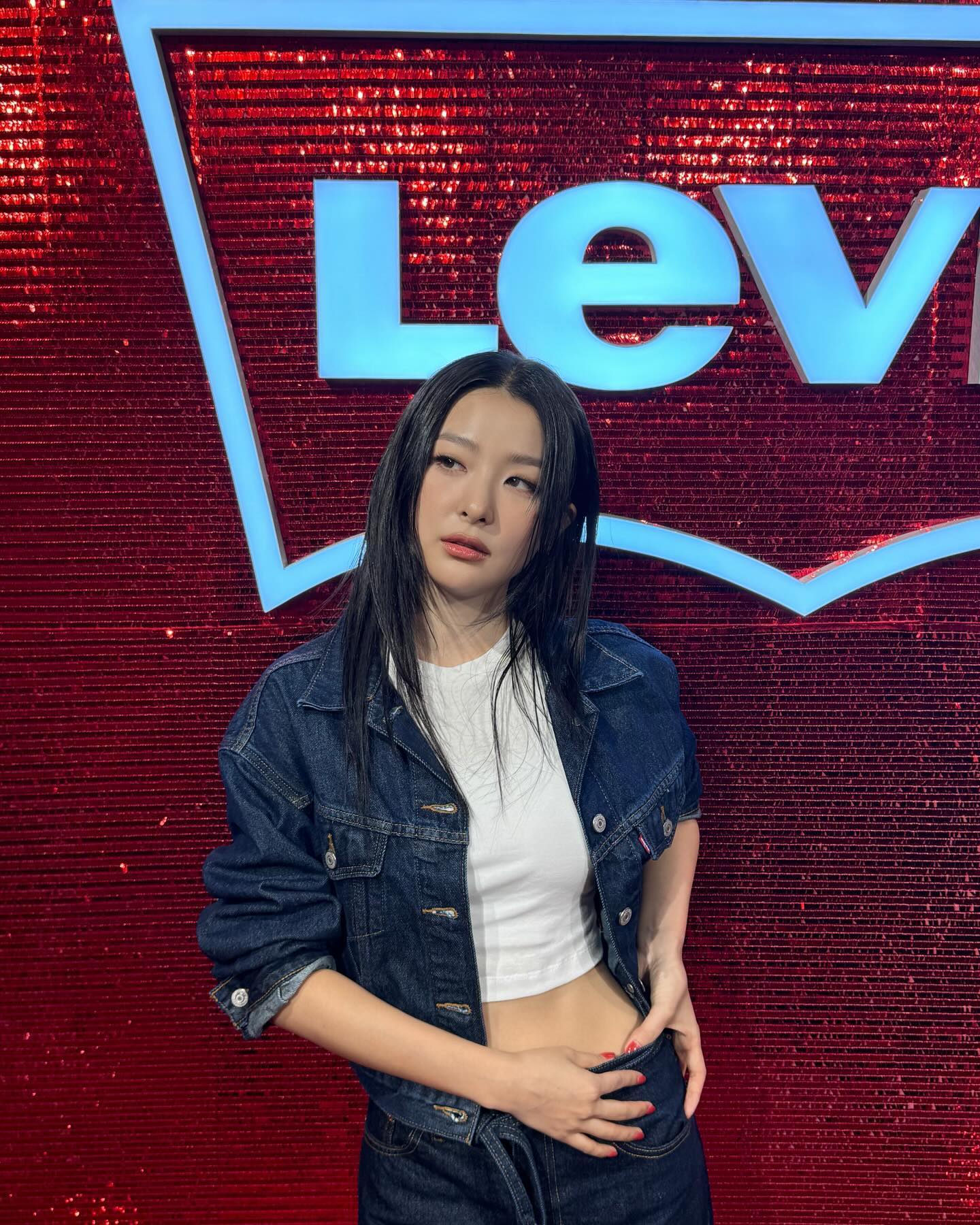 가을하면 데님👖슬기의 데님룩
데님 맛집 리바이스(Levi's) 팝업 스토어 행사에서 슬기가 선보인 세련된 청청 스타일링💙 이미지