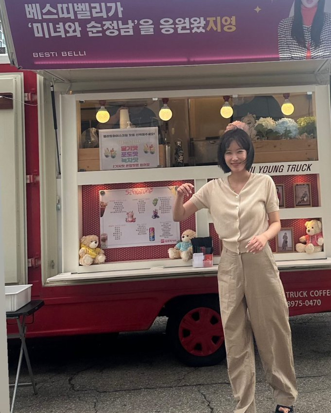 2024 FW 대표 컬러🤎브라운

아침저녁으로 선선해진 날씨를 보니 가을이 곧 다가오고 있음을 느낍니다. 이 시점에서 주목해야 할 것은 바로 이번 가을과 겨울의 대표 트렌드 컬러인 브라운입니다! 따뜻한 브라운 컬러는 차분하면서도 최근 유행하는 미니멀룩과 드뮤어룩에 완벽하게 어울리는데요. 이번 가을에는 셀럽들의 브라운 아이템을 참고하여 멋진 가을을 맞이해 보세요!

1. 이청아: 생로랑(가방) - 스웨이드 소재의 LE 5 À 7 소프트 라지 백

2. 윈터: 폴로 랄프 로렌(가방) - 폴로 ID 스웨이드 미니 숄더백

3. 허영지: 스탠드오일(가방) - 오블롱백

4. 김지영: 제너럴아이디어(상의) - 시그니처 울 크루넥 가디건

5. 신현빈: 레이브(아우터) - 트러커 재킷 인 브라운

6. 효민: 마르디 메크르디 악티프(하의) - 뷰르 얼티밋 컴포트 바이커 레깅스 더 플라워(BEURRE ULTIMATE COMFORT biker leggings theflower)

7. 임수향: 시야쥬(하의) - SIPT7125 와샤 퍼티그 팬츠 이미지7