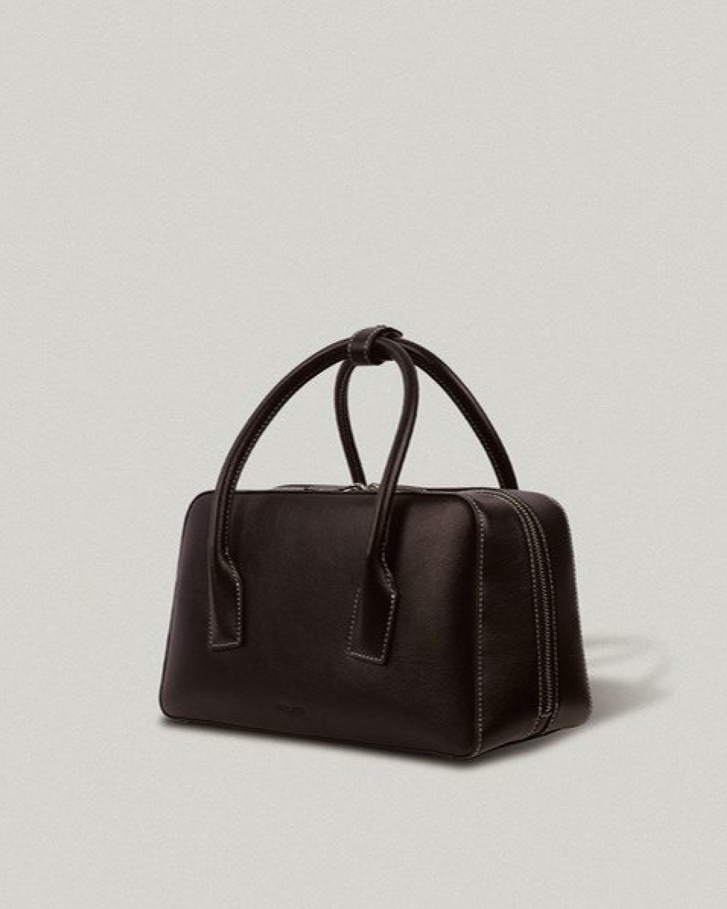 24FW 트렌드 백 3🍁
다음 계절을 함께 맞이할 가방 준비하셨나요? 제가 올가을, 겨울 트렌드 백 3가지를 소개해 드릴게요.

1. 호보 백
보부상들에게 희소식일 겁니다. 24FW 런웨이 위에 호보백이 등장했거든요. 어깨에 메는 것은 물론, 무심하게 손에 들린 채 등장한 호보 백은 제 쓰임이 건재하다는 것을 증명했습니다.
◽️호보 백 1: 로서울 - Mini pulpy hobo bag Suede Chestnut
◽️호보 백 2: 콰니 - Textured Hobo Bag Black

2. 볼링 백
스포츠웨어의 대유행과 함께 볼링 백 역시 화려한 복귀식을 치렀습니다. 귀여운 외관은 스포티 룩 뿐만 아니라 페미닌한 무드의 착장과도 두루 어울리죠. 
미우미우는 24FW 런웨이에서 스웨이드와 레더 소재의 볼링 백을 선보이며 볼링 백 트렌드에 힘을 실어주었습니다.
◽️볼링 백 1: 폴뉴아 - POUND BAG STITCH Brown
◽️볼링 백 2: 드메리엘 - Bowling Bag Medium Tan Brown

3. 포켓 백
실용성이 중요하신가요? 그렇다면 포켓 백. 일명 카고 백이 정답입니다. 카고 백의 주머니는 장식이자 포인트 역할을 톡톡히 하고 있죠. 실용성과 디자인 모두 잡은 매력에 푹 빠지실 거예요.
◽️포켓 백 1: 분크 - 퍼펙 멀티 포켓 숄더 스몰 Light Beige
◽️포켓 백 2: 아크네 - 멀티 포켓 백 라일락 이미지5