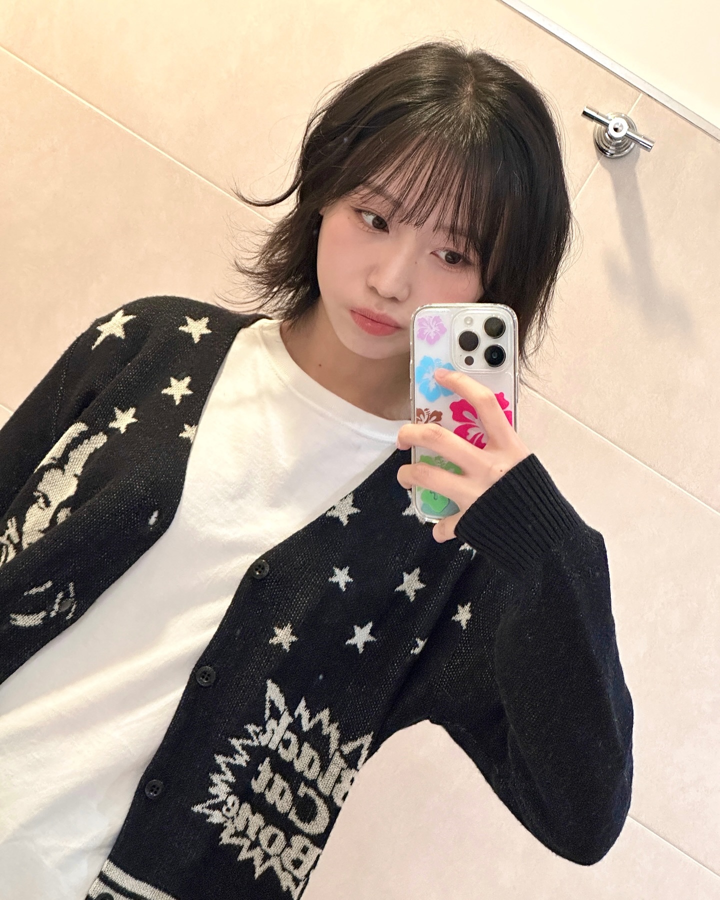 단발 하고 싶으신 분들 주목‼️

최근 유행하는 똑단발 스타일은 생각보다 소화하기 어렵지 않습니다. 짧은 똑단발은 넙데데한 얼굴형을 보완하는 데 효과적이며, 얼굴에 볼륨감을 더하고 사랑스러운 이미지를 연출할 수 있습니다.

단발은 넙데데한 얼굴형뿐만 아니라 긴 얼굴형에도 잘 어울립니다. 긴머리는 시선이 길어지기 쉬운데 반해, 단발은 시선을 고정시켜 긴 얼굴형을 보완해줍니다. 또한, 이목구비가 화려할수록 시선이 얼굴에 집중되기 때문에 단발이 더욱 잘 어울립니다.

다가오는 가을, 헤어에 변화를 주고 싶다면 똑단발 스타일 어떠세요? 이미지5